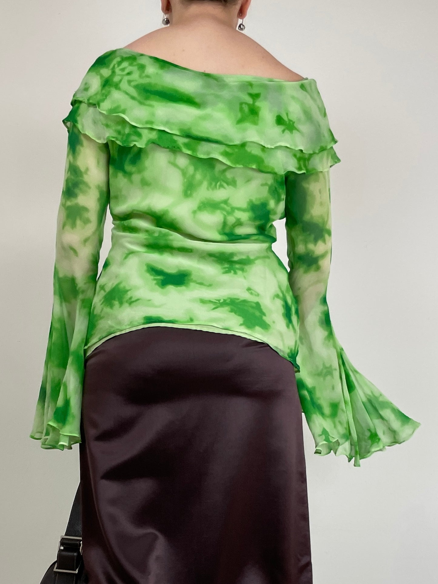 Top vintage in seta tie-dye con balze e maniche a campana