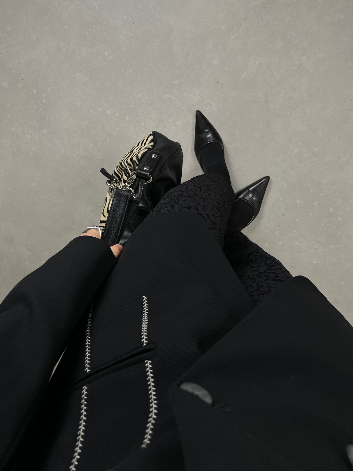 Blazer in lana vergine nero con ricami bianchi