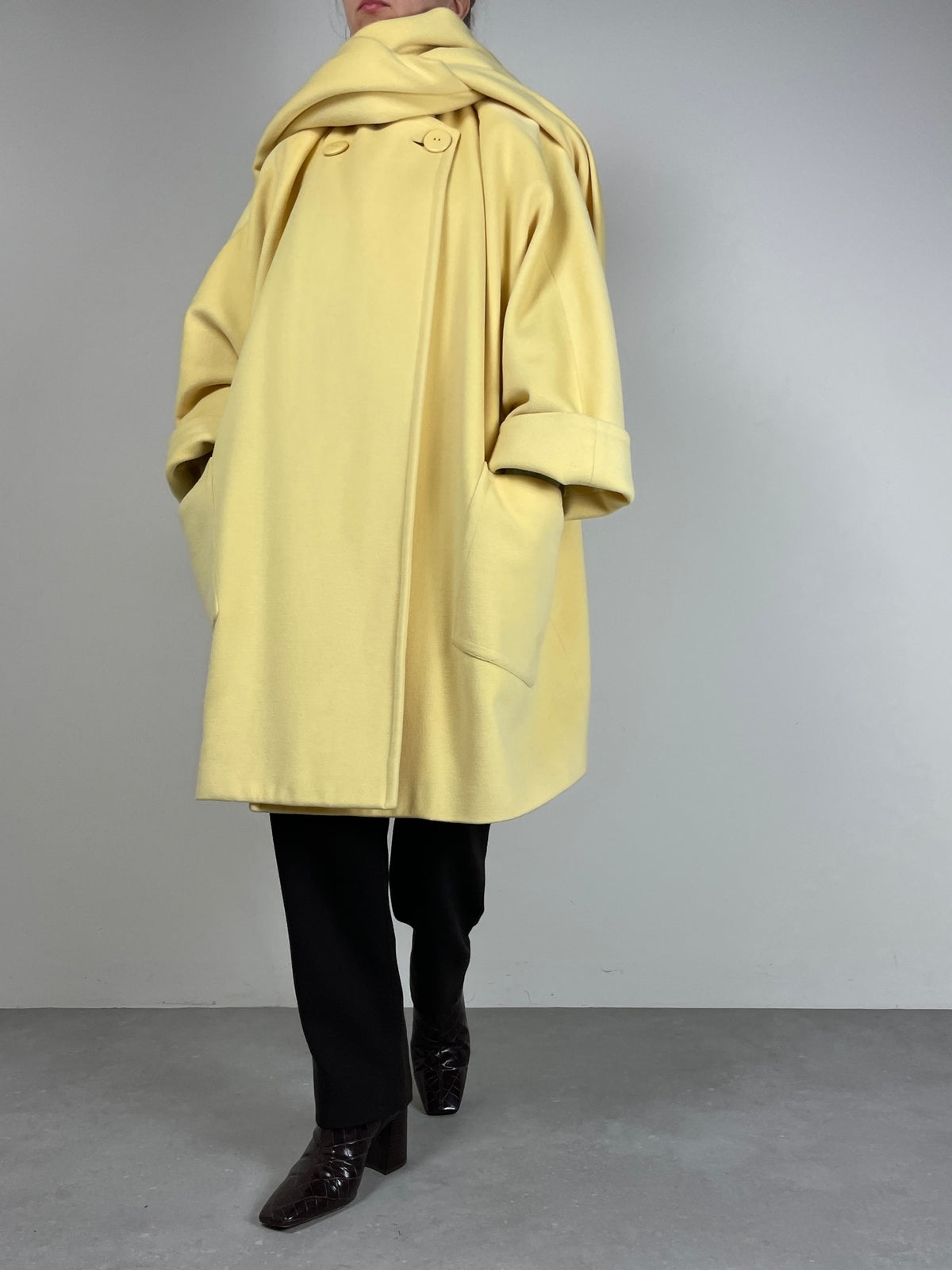 Cappotto in lana angora e cashmere con sciarpa integrata