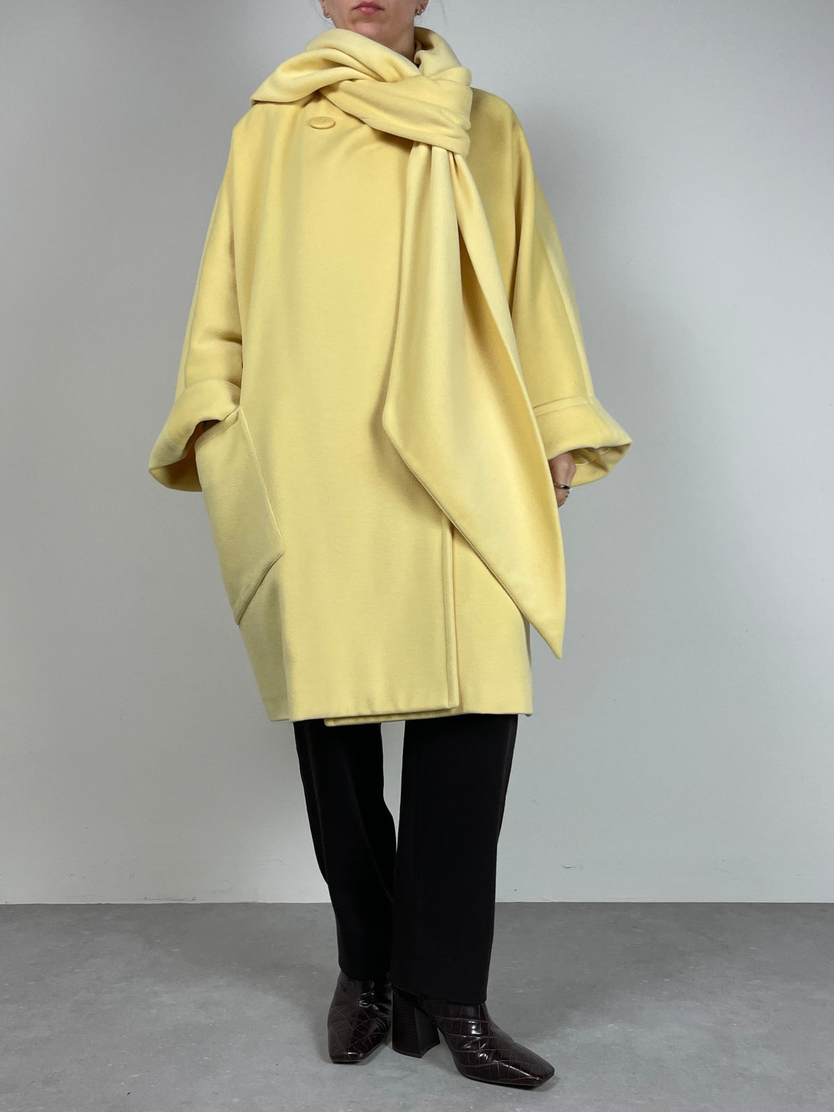 Cappotto in lana angora e cashmere con sciarpa integrata