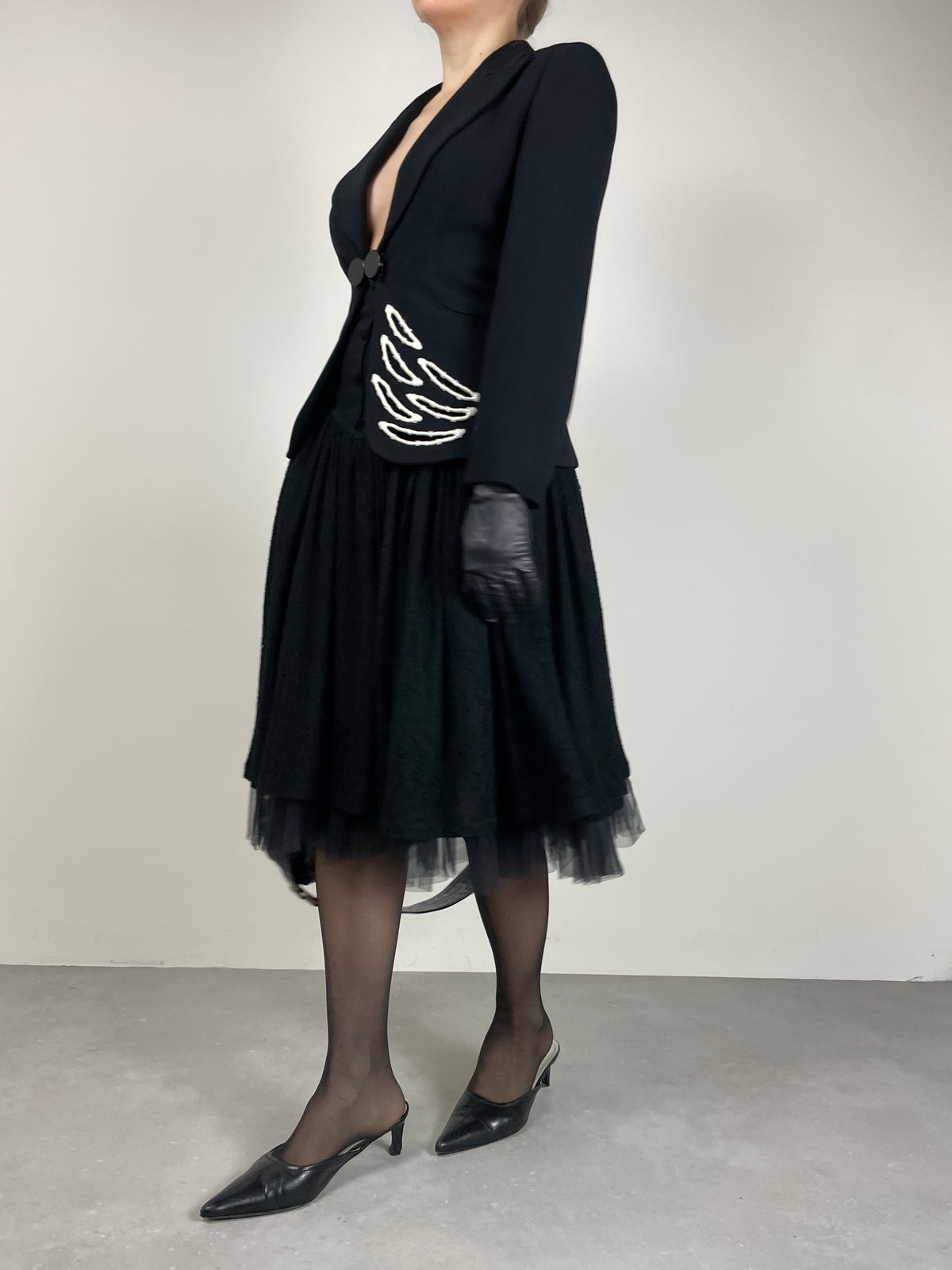 Blazer nero con ricamo intagliato