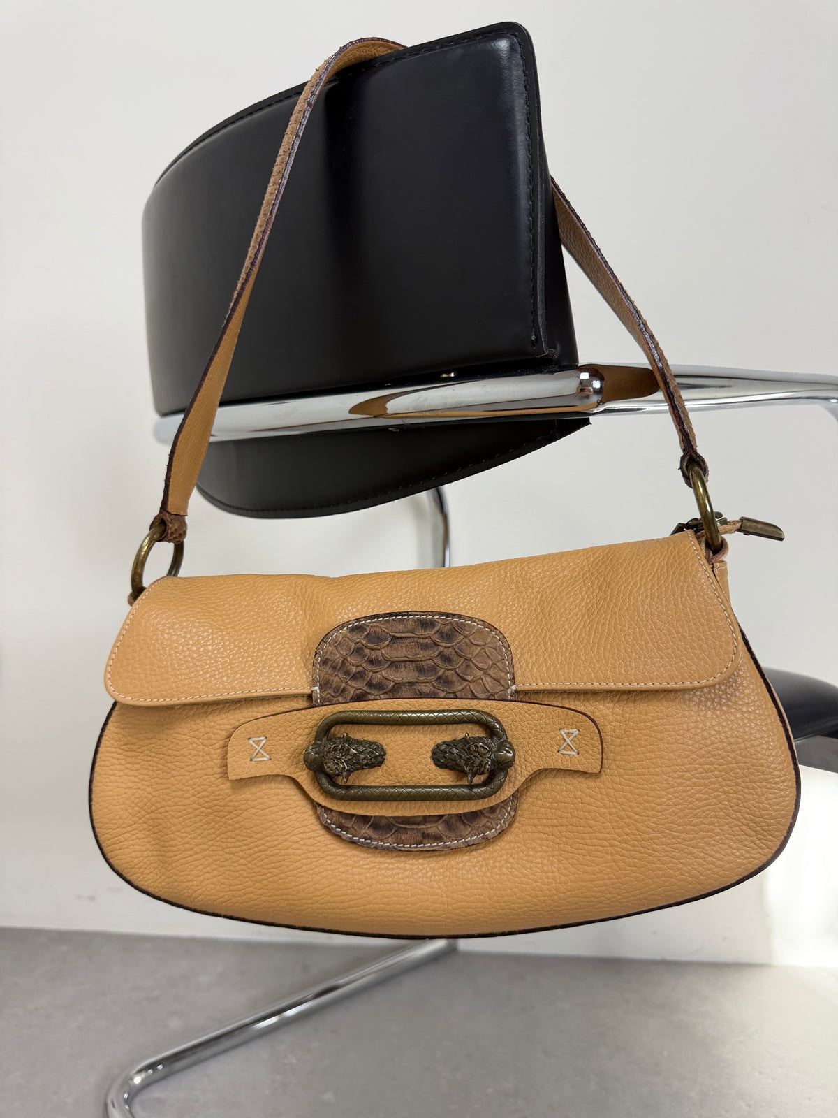 Borsa in vera pelle con dettagli in metallo