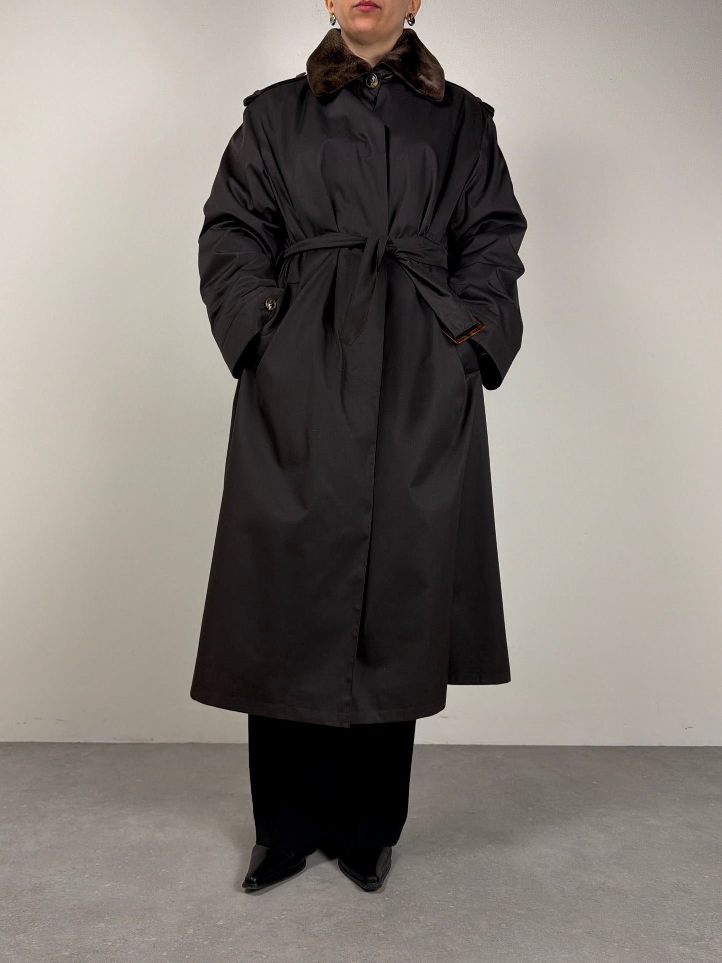 Trench vintage new old stock marrone, con l’interno staccabile in vera pelliccia lapin