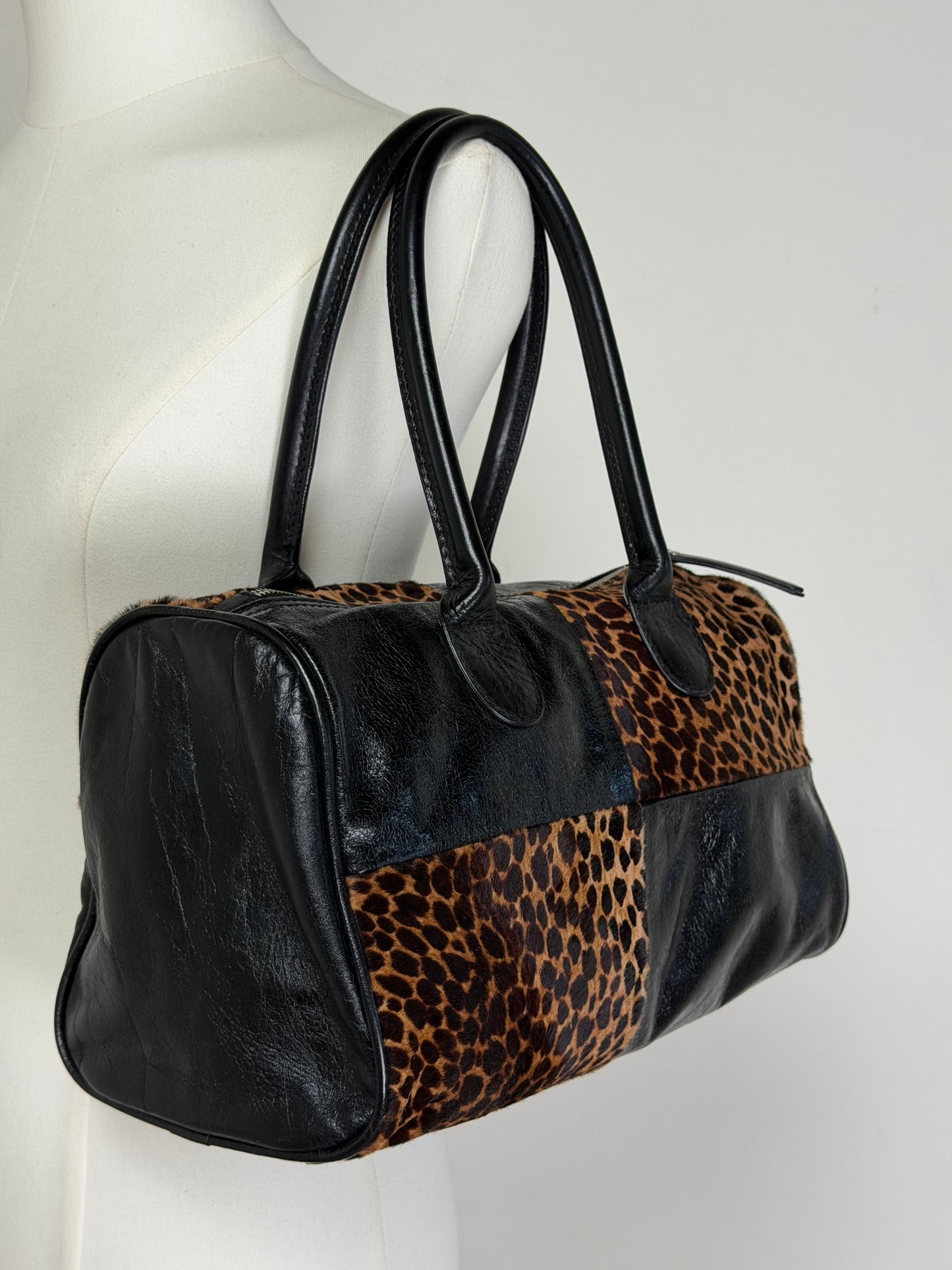 Bauletto in pelle verniciata e cavallino leopardato