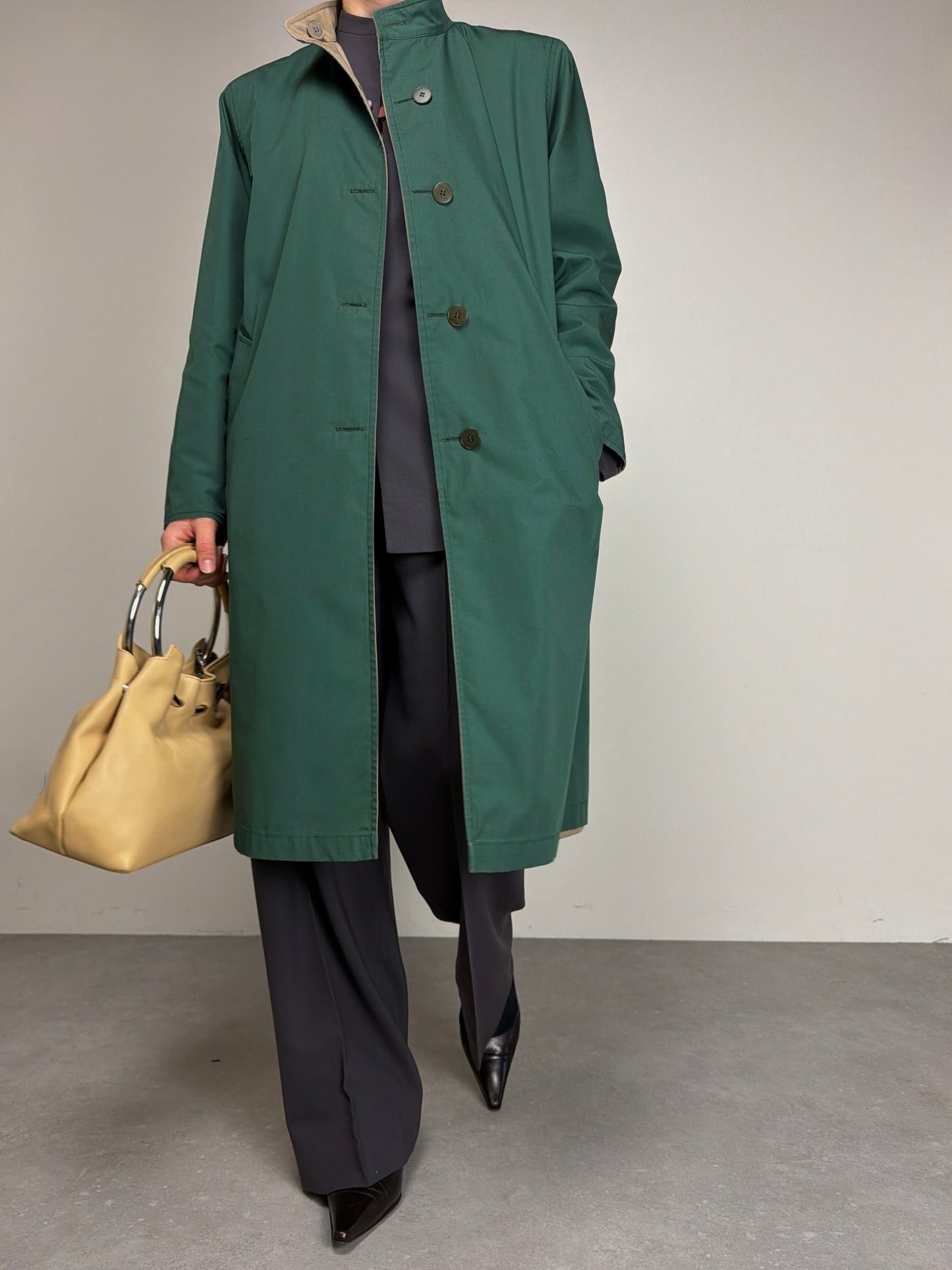 Trench double-face color verde mirto e sabbia