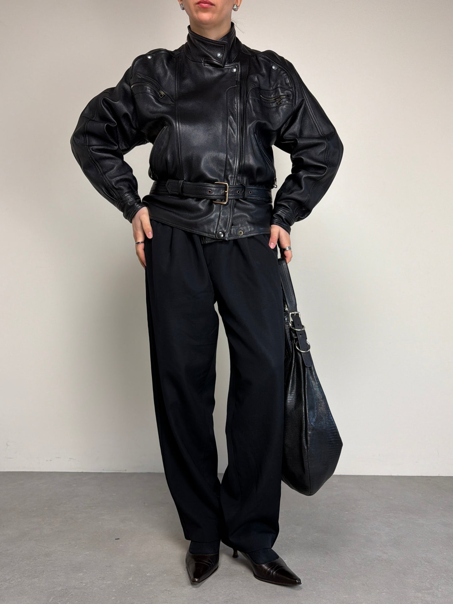 Bomber vintage in vera pelle nera con cintura in vita