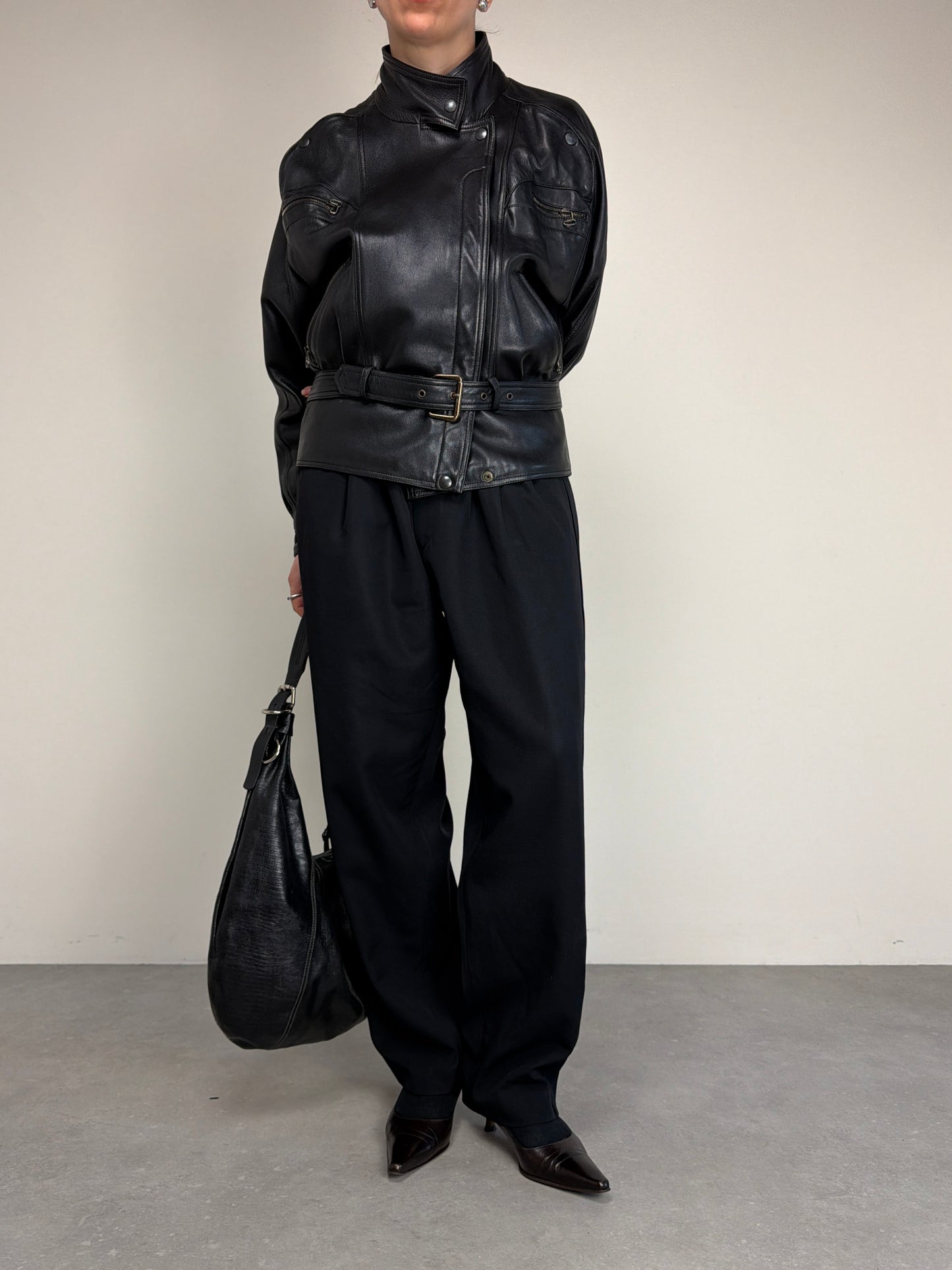 Bomber vintage in vera pelle nera con cintura in vita