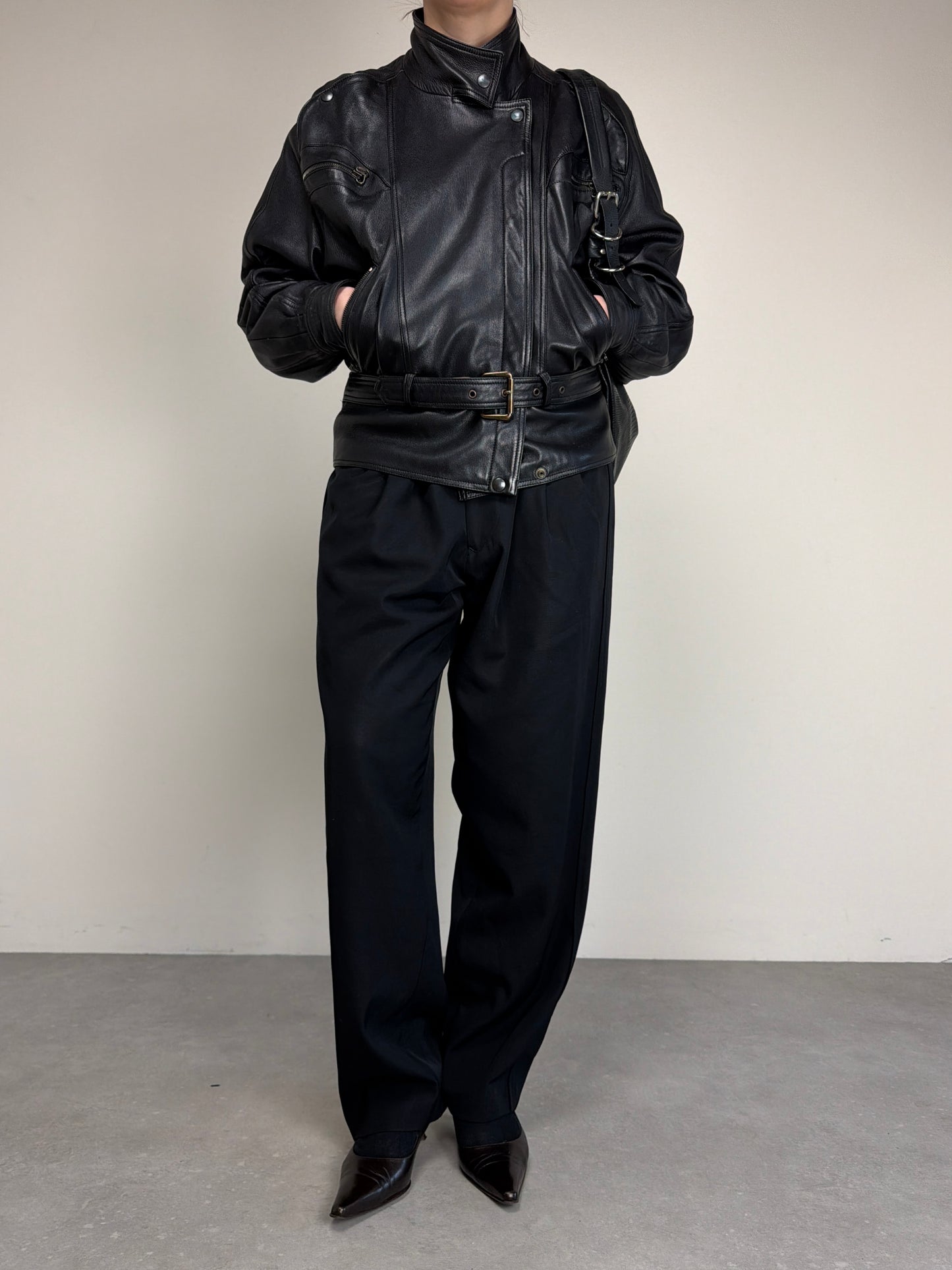 Bomber vintage in vera pelle nera con cintura in vita