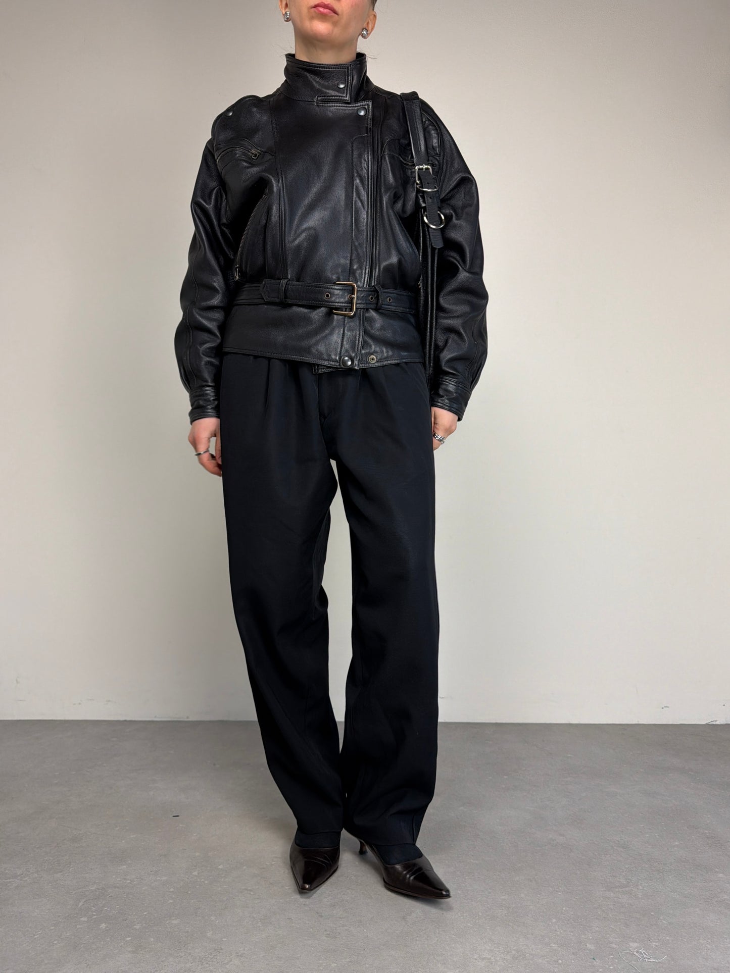 Bomber vintage in vera pelle nera con cintura in vita