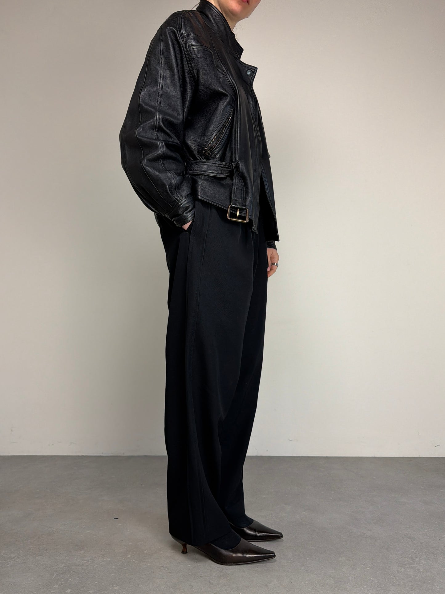 Bomber vintage in vera pelle nera con cintura in vita