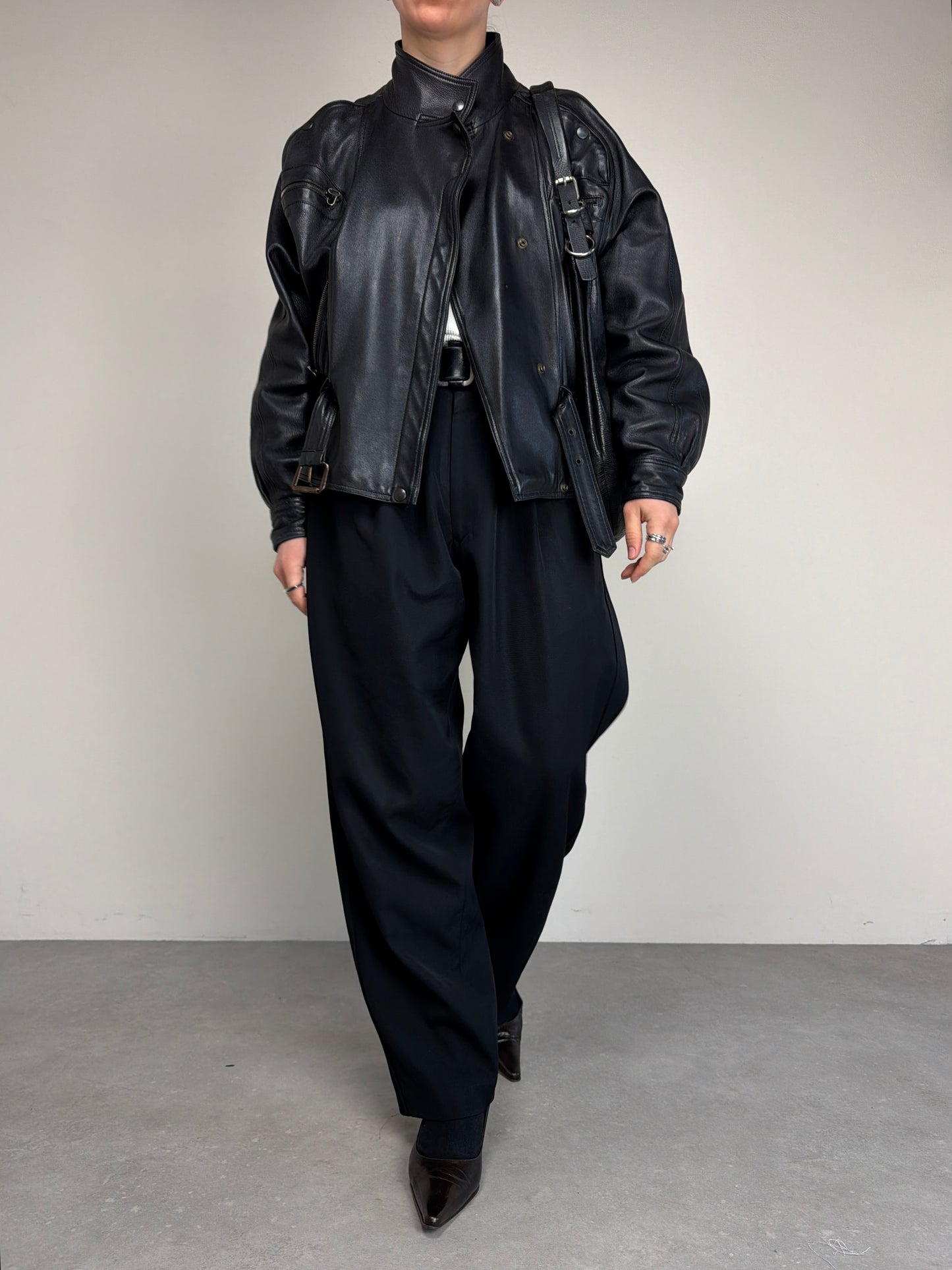 Bomber vintage in vera pelle nera con cintura in vita