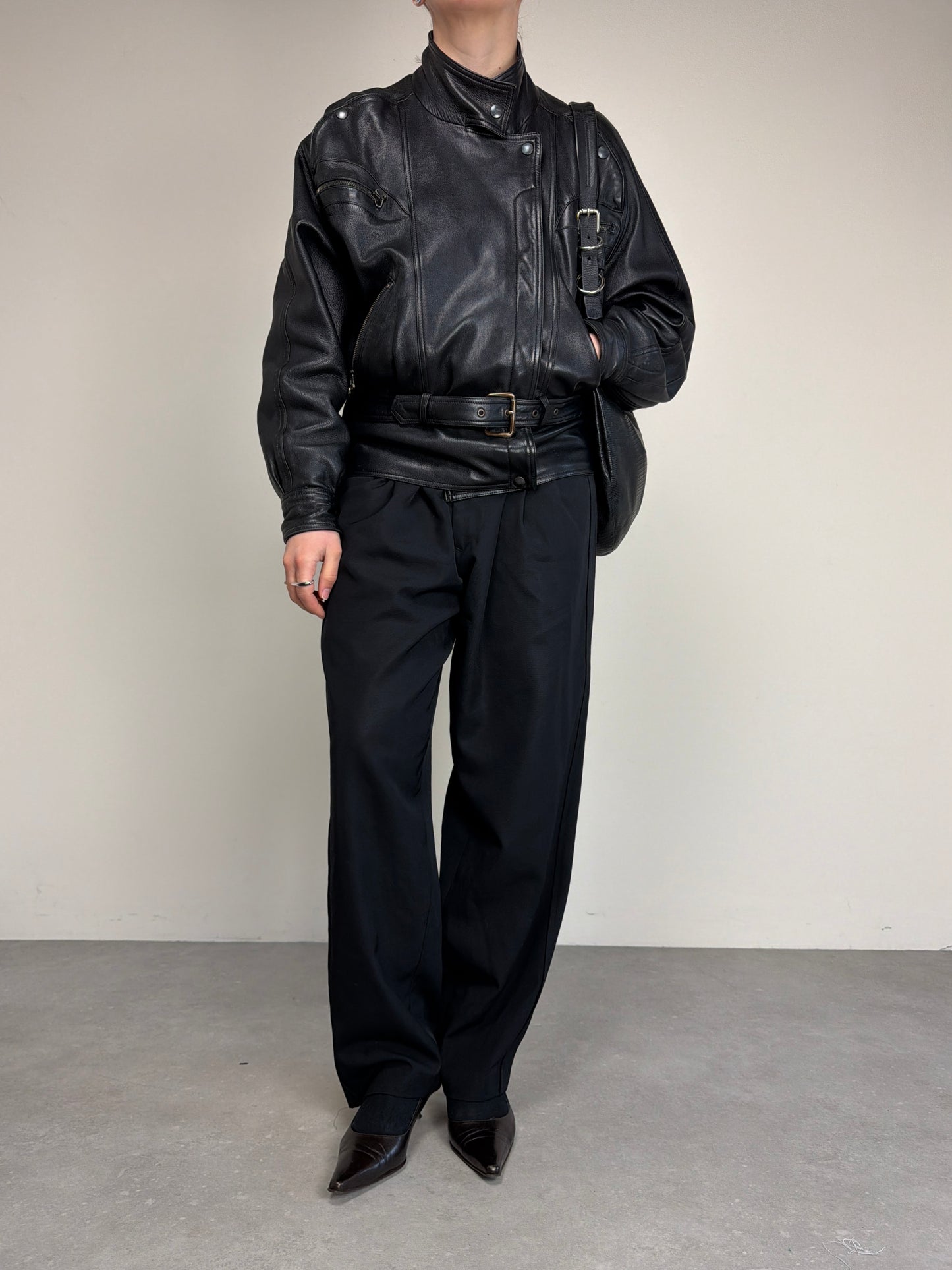 Bomber vintage in vera pelle nera con cintura in vita