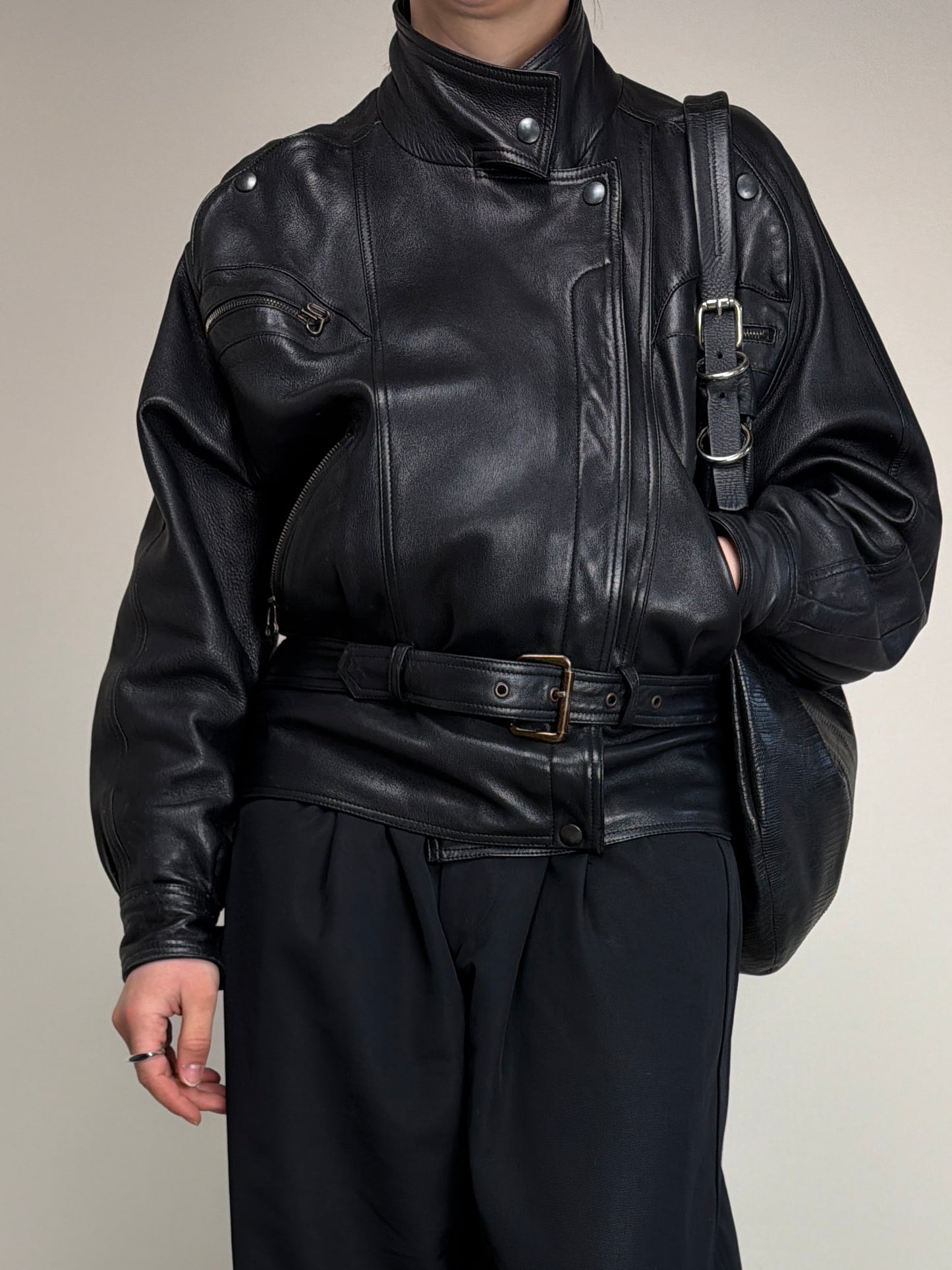 Bomber vintage in vera pelle nera con cintura in vita