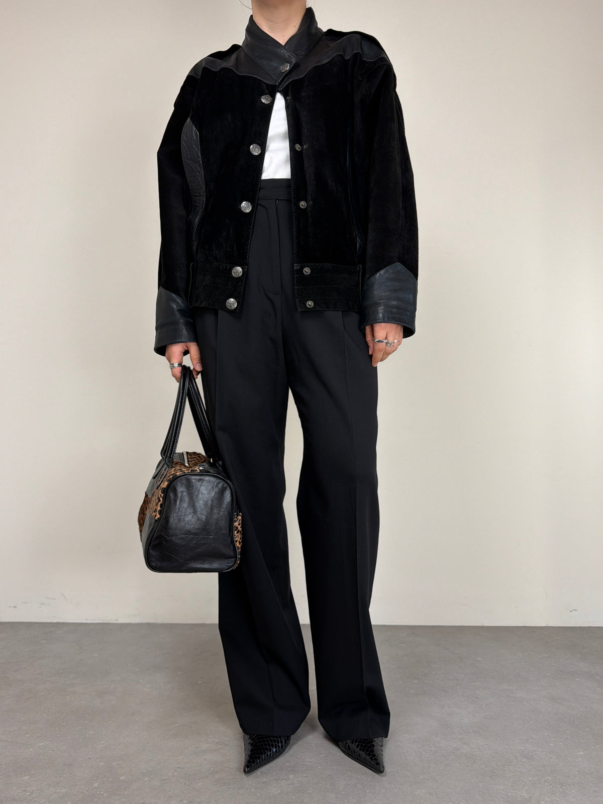 Bomber vintage in camoscio nero con inserti in pelle grigia