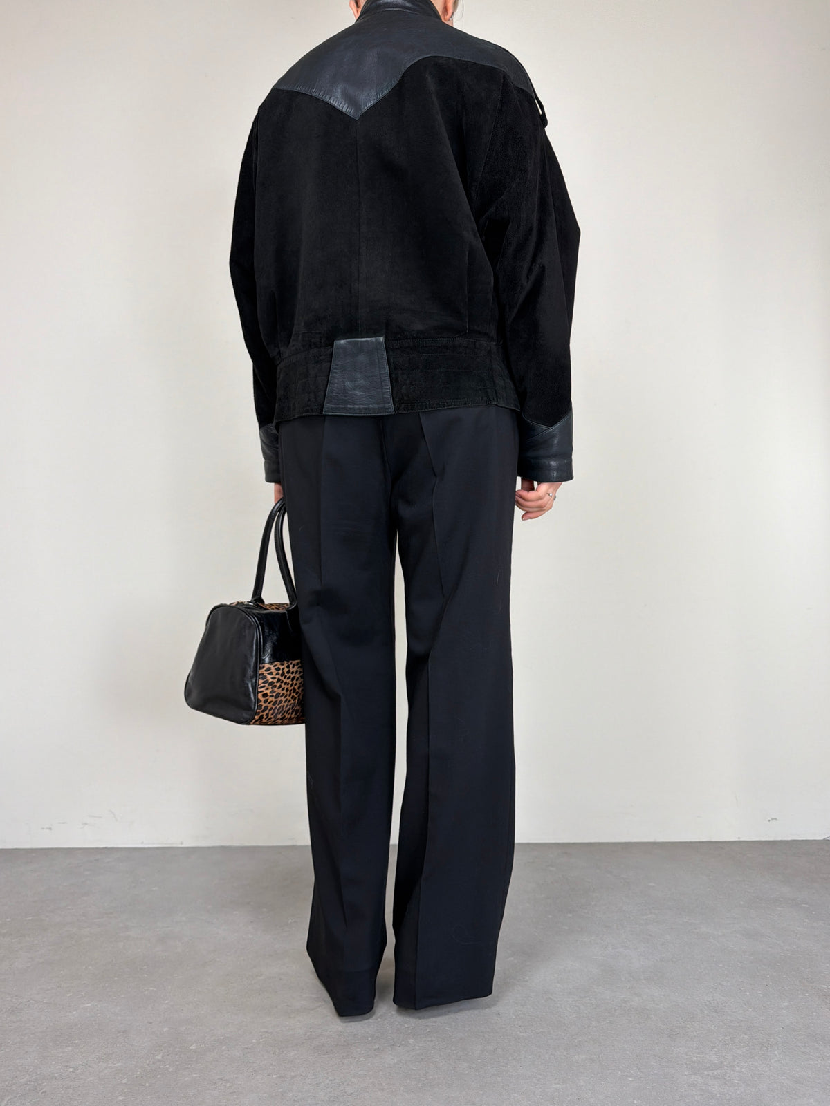 Bomber vintage in camoscio nero con inserti in pelle grigia