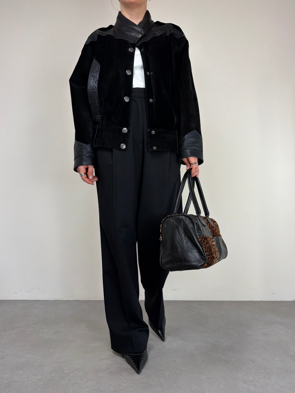 Bomber vintage in camoscio nero con inserti in pelle grigia