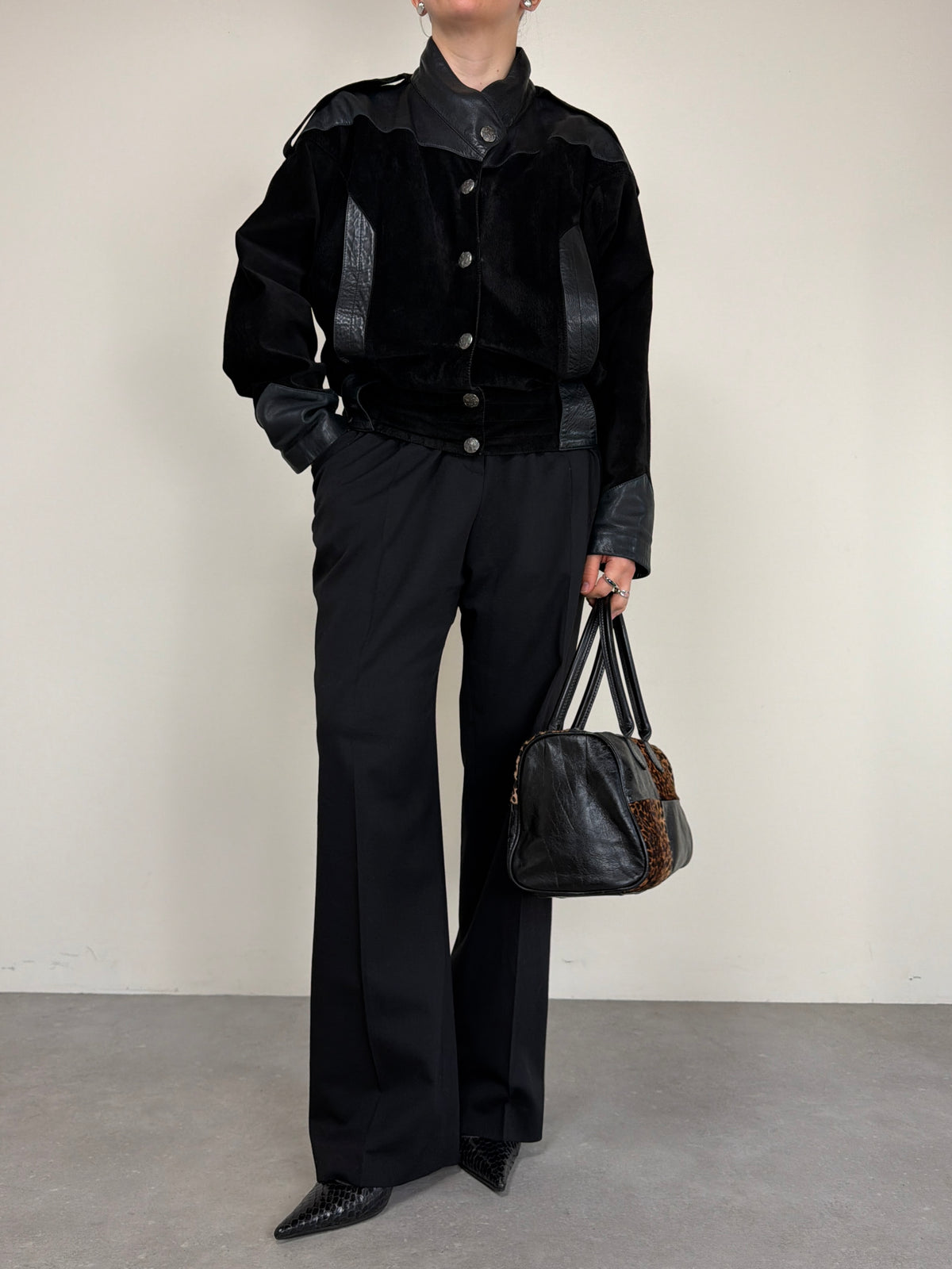 Bomber vintage in camoscio nero con inserti in pelle grigia