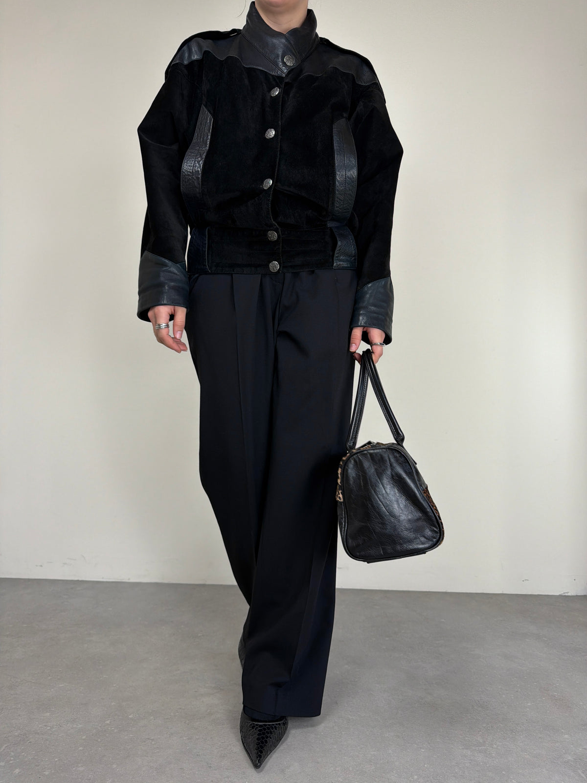 Bomber vintage in camoscio nero con inserti in pelle grigia