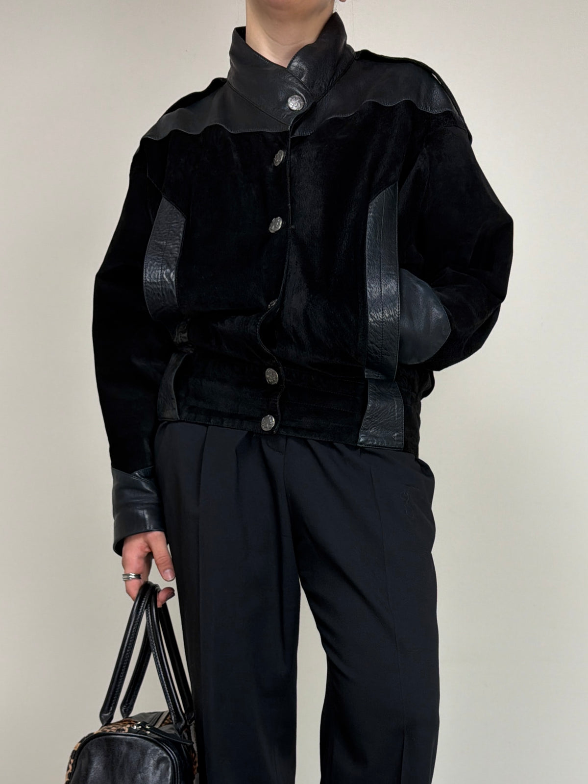 Bomber vintage in camoscio nero con inserti in pelle grigia