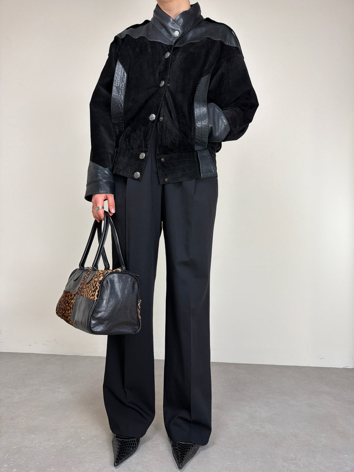 Bomber vintage in camoscio nero con inserti in pelle grigia