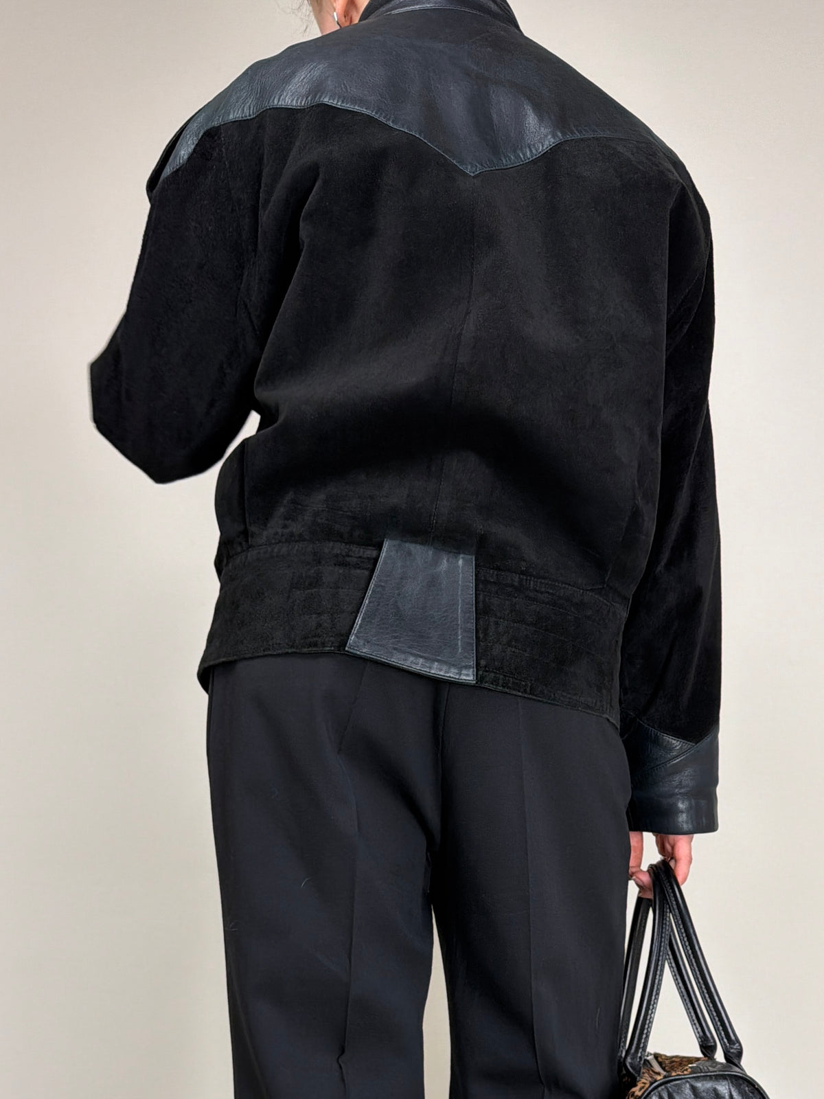 Bomber vintage in camoscio nero con inserti in pelle grigia