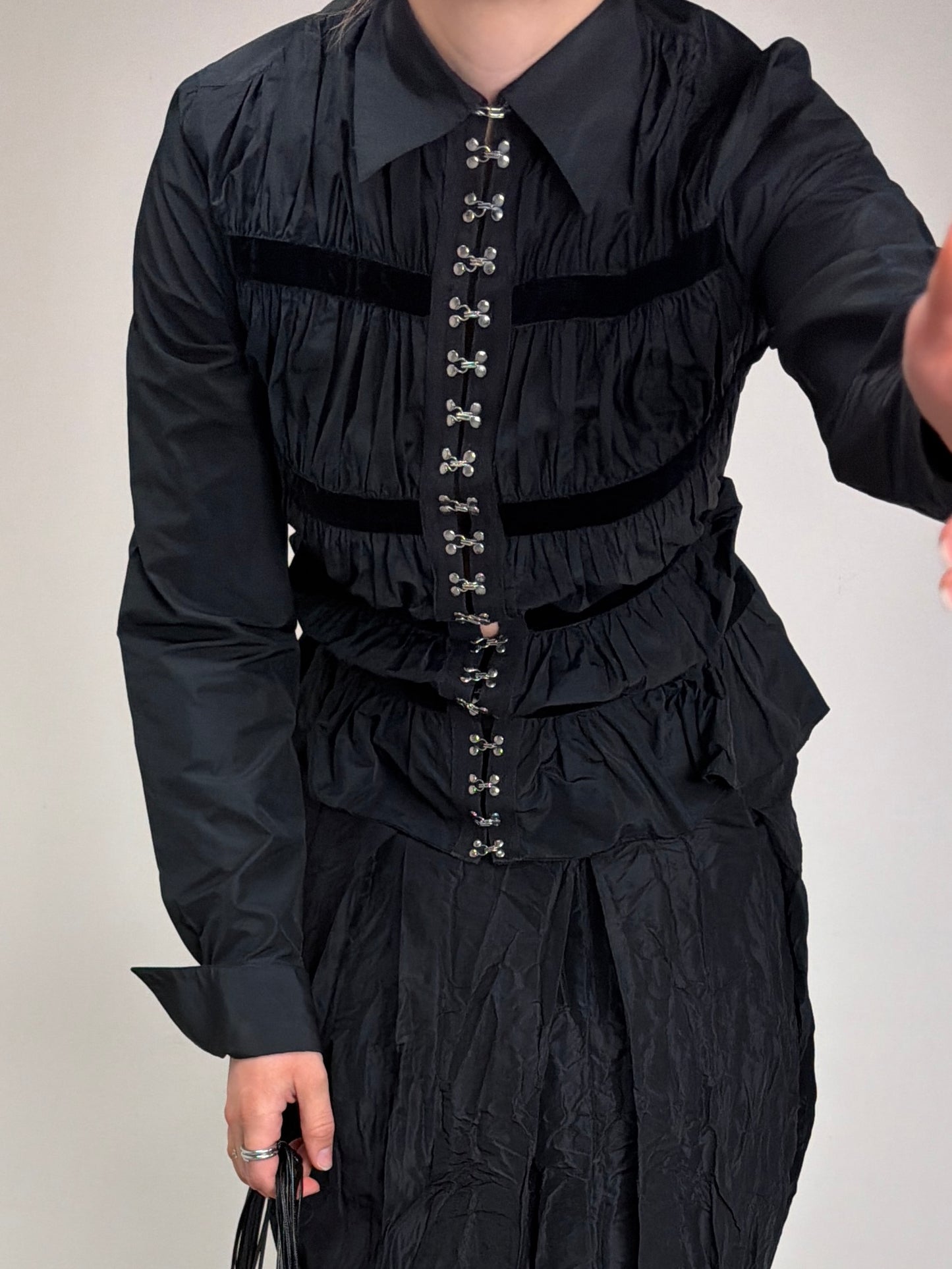 Camicia con ganci metallici