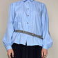 Camicia azzurra in cotone con pieghe