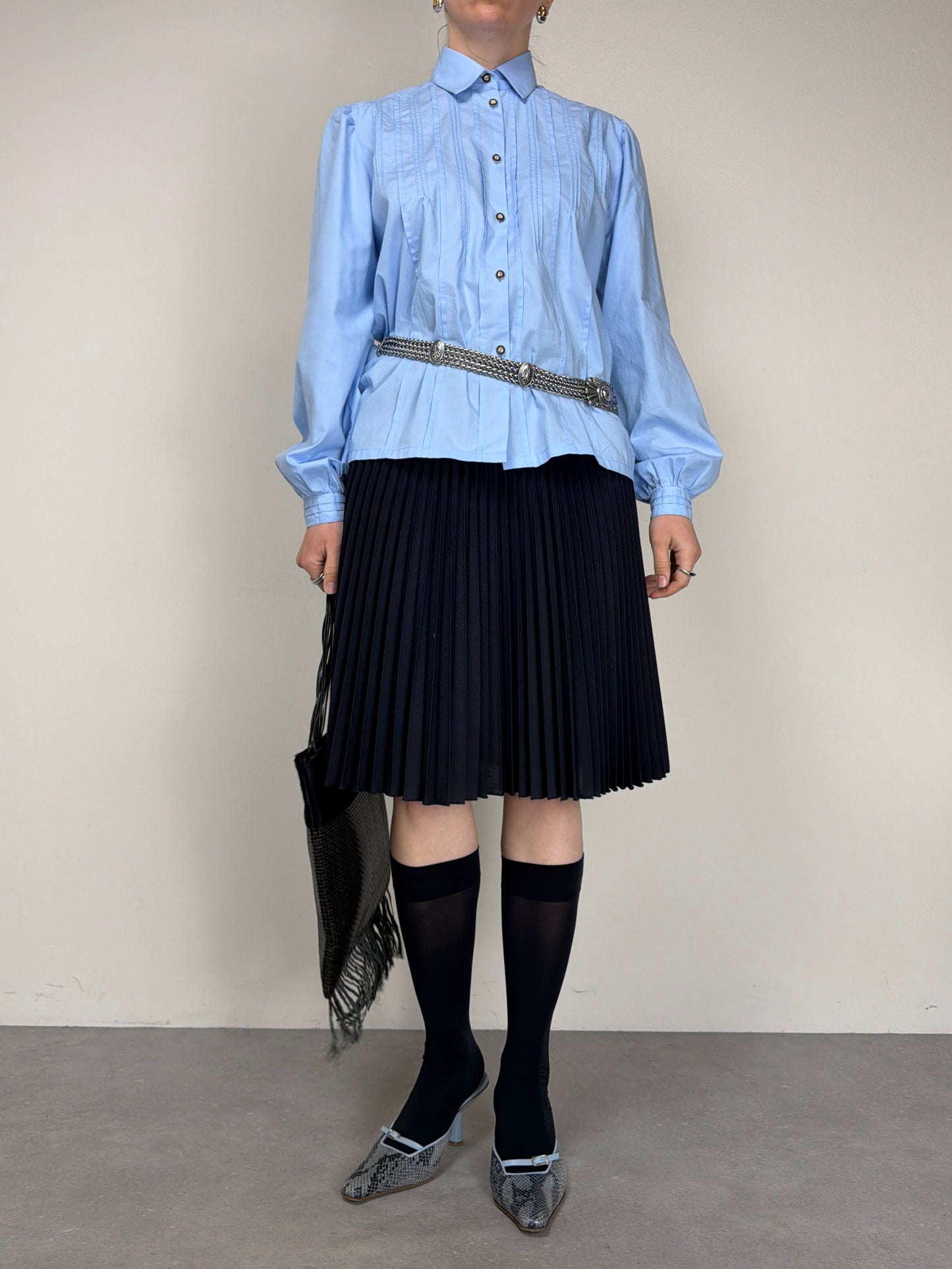 Camicia azzurra in cotone con pieghe