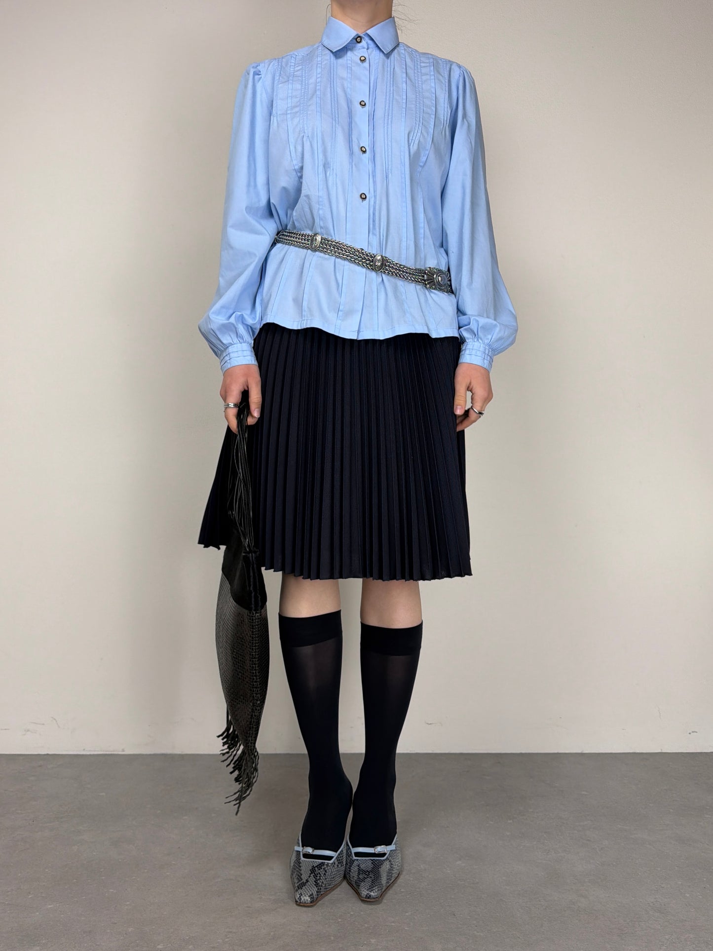 Camicia azzurra in cotone con pieghe