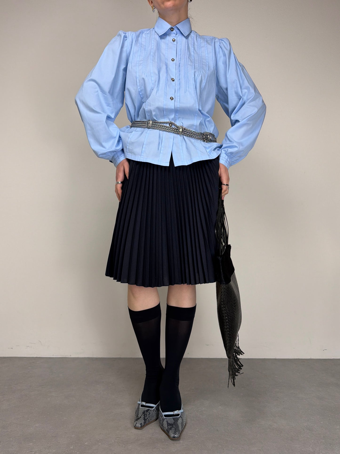Camicia azzurra in cotone con pieghe