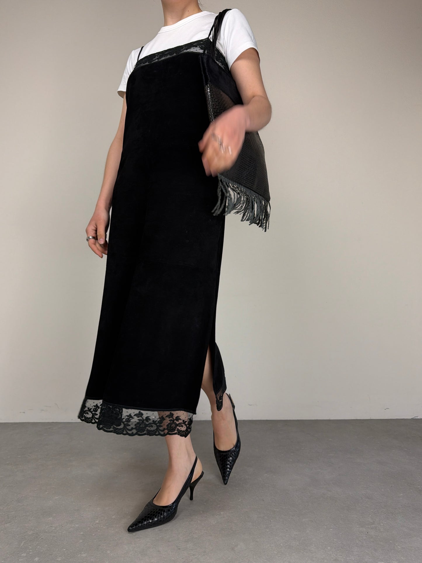 Slip dress vintage in camoscio nero con pizzo