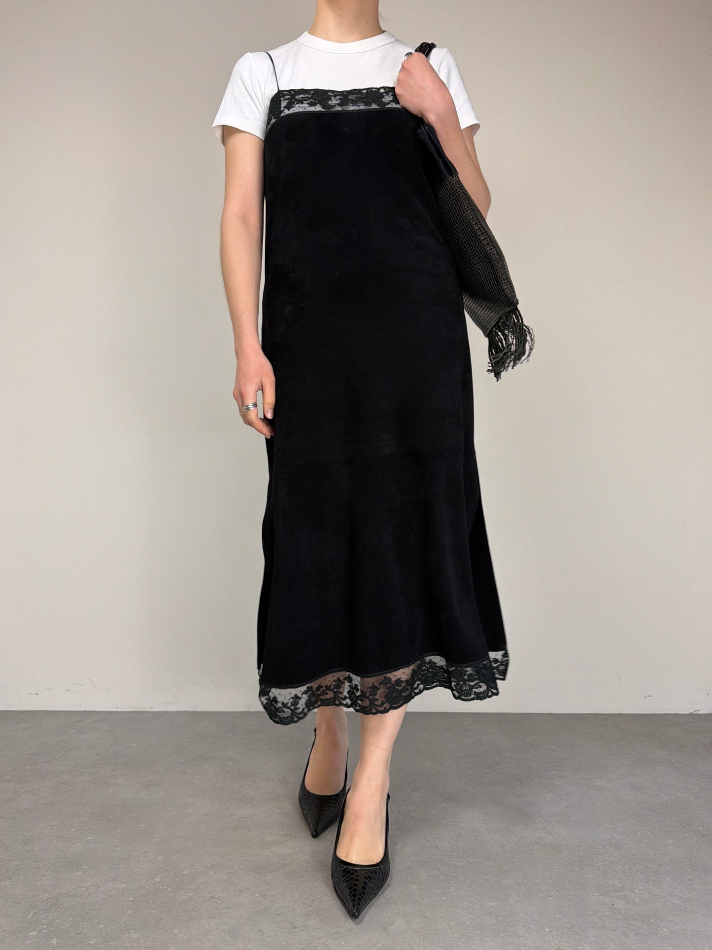 Slip dress vintage in camoscio nero con pizzo