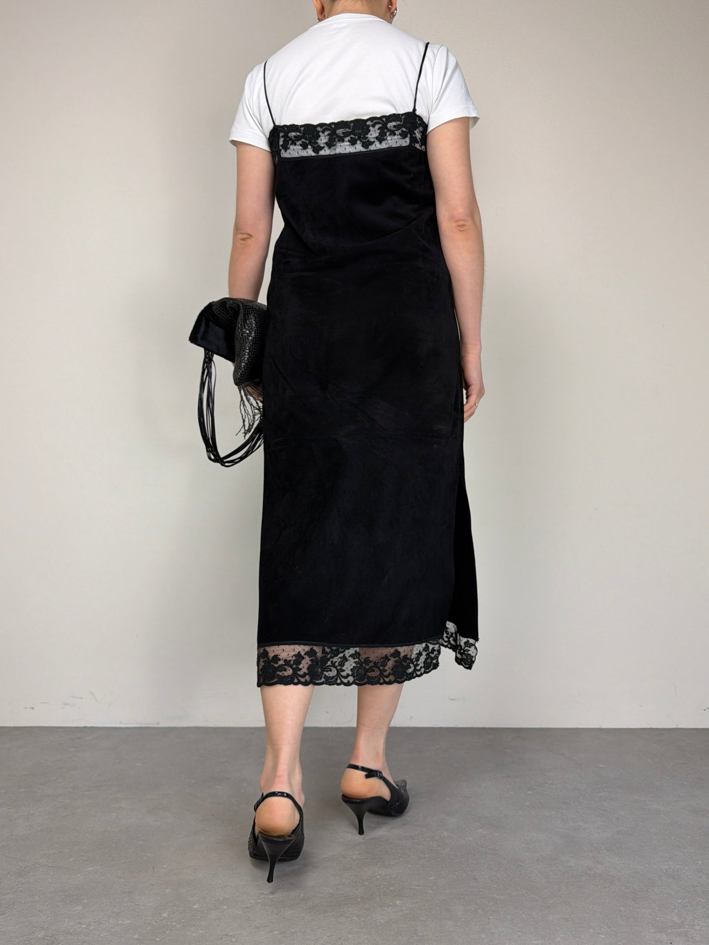 Slip dress vintage in camoscio nero con pizzo