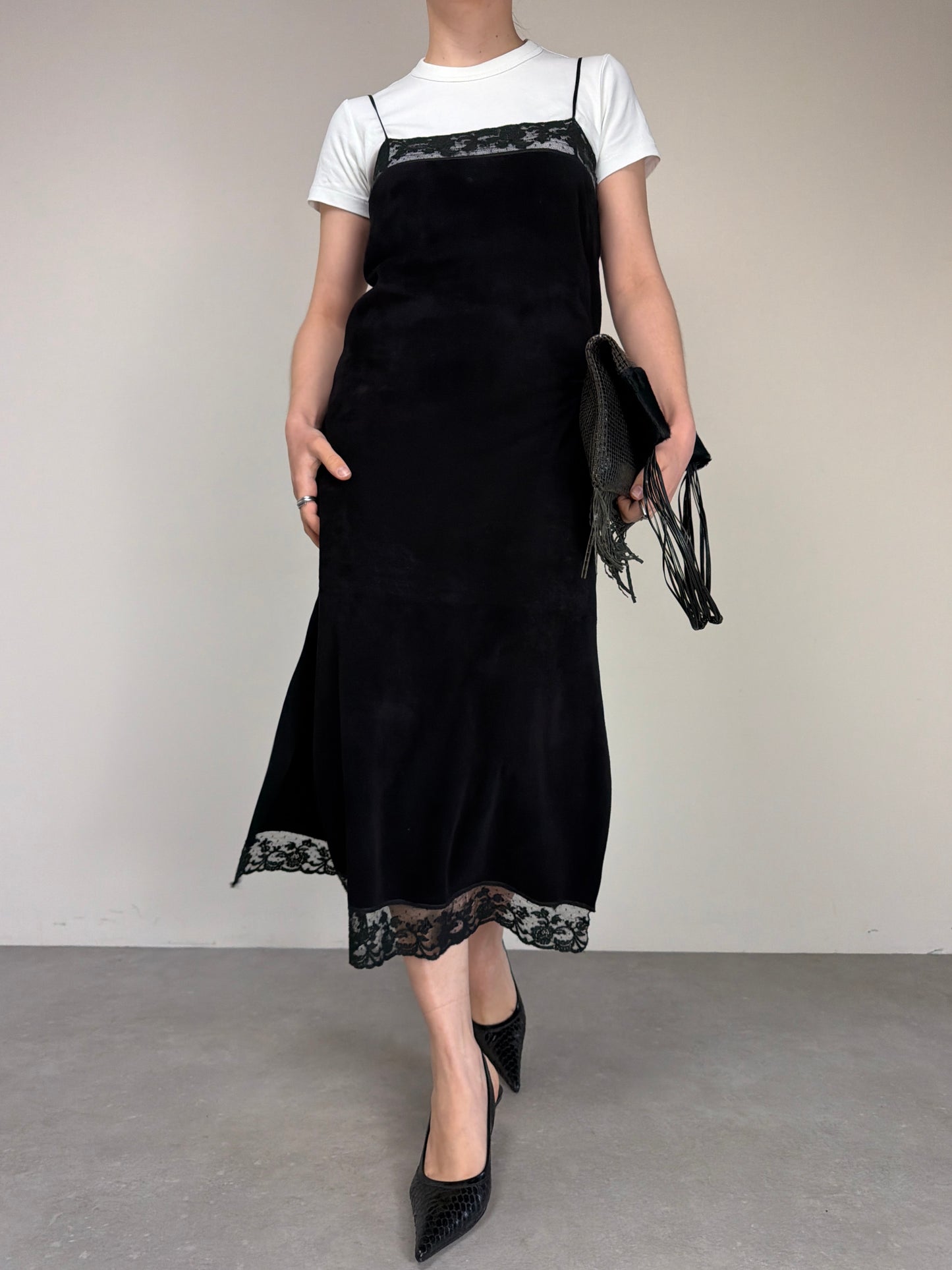 Slip dress vintage in camoscio nero con pizzo