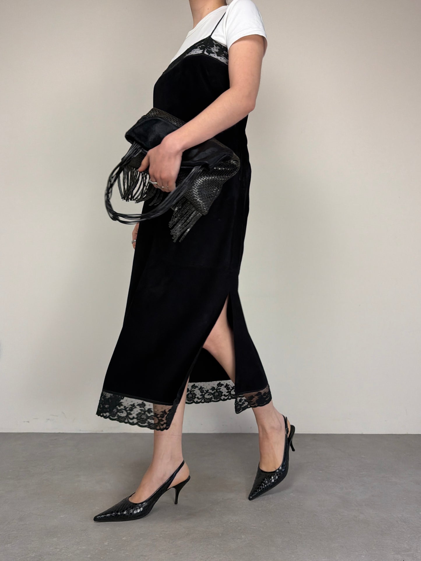 Slip dress vintage in camoscio nero con pizzo