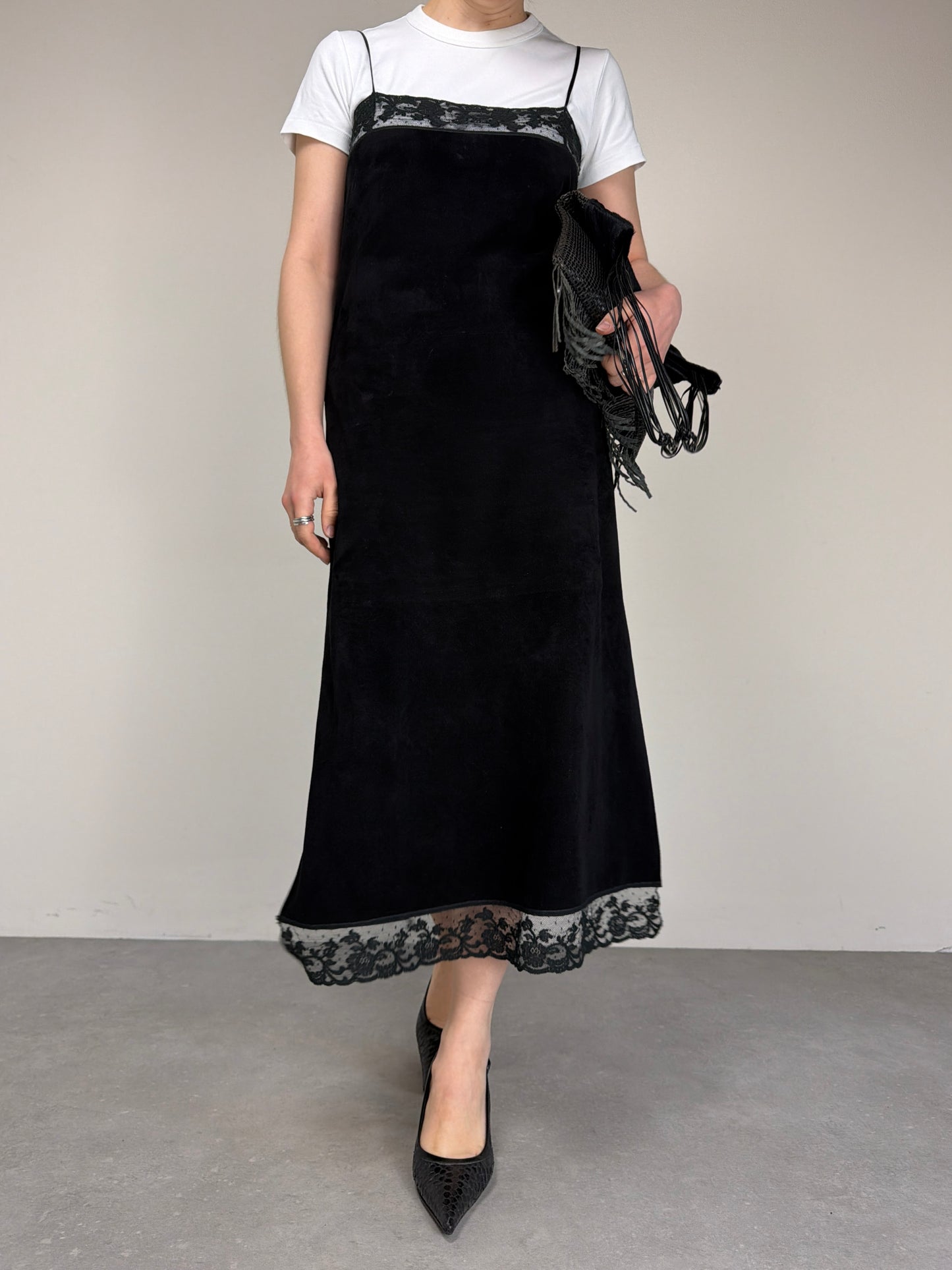 Slip dress vintage in camoscio nero con pizzo
