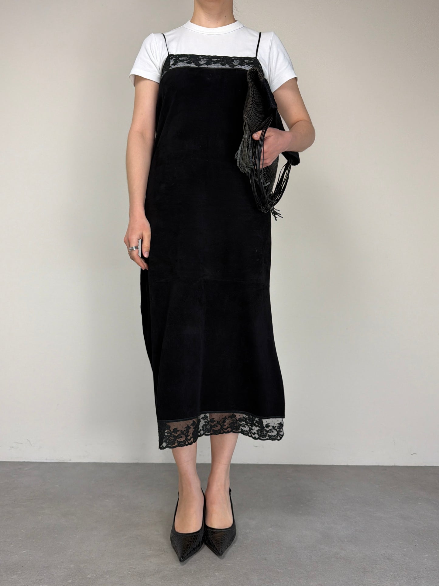 Slip dress vintage in camoscio nero con pizzo