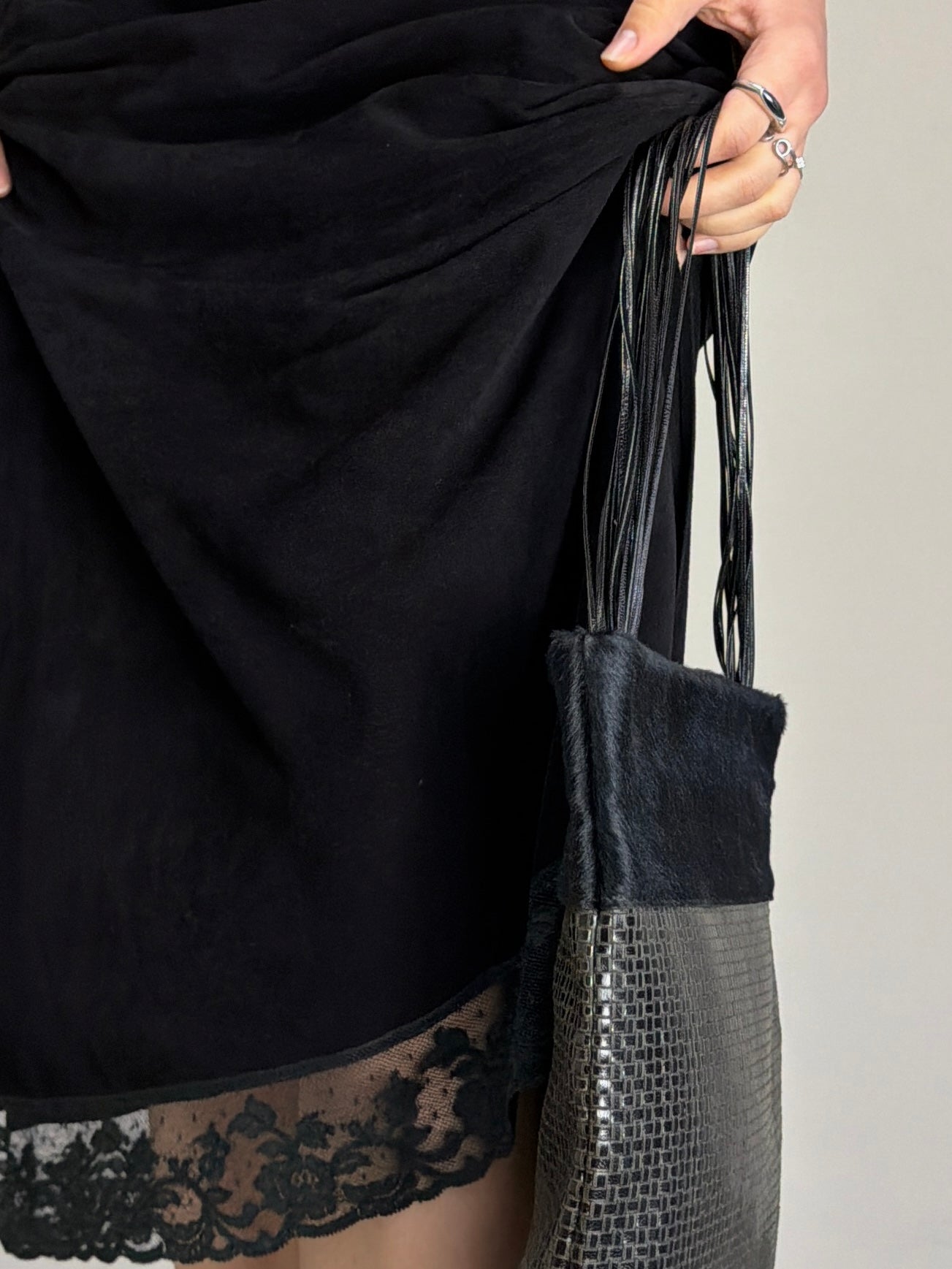 Slip dress vintage in camoscio nero con pizzo
