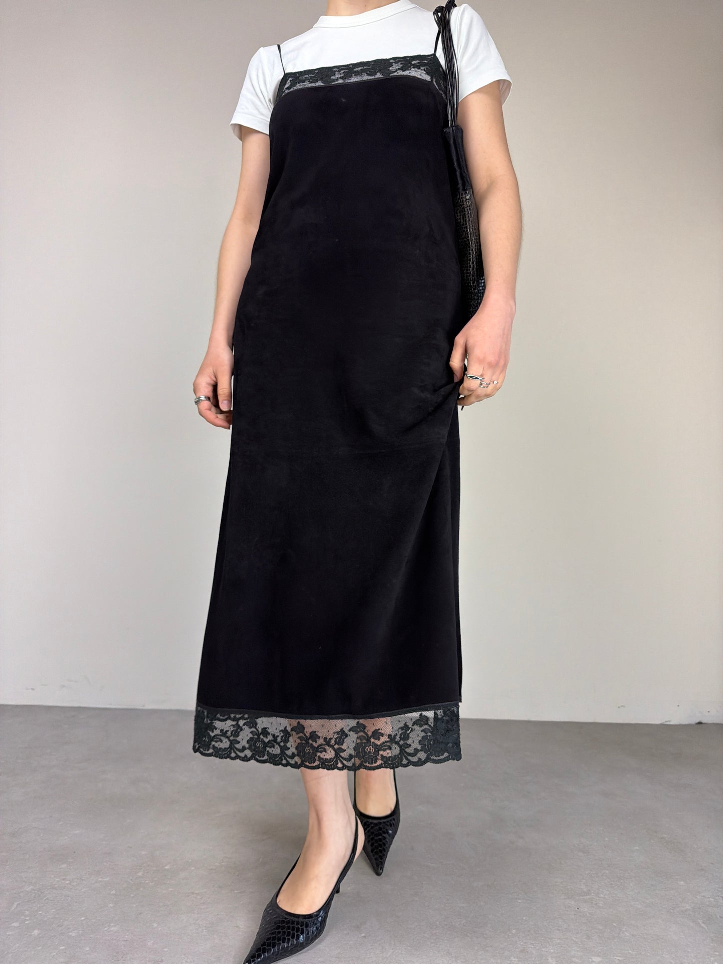 Slip dress vintage in camoscio nero con pizzo