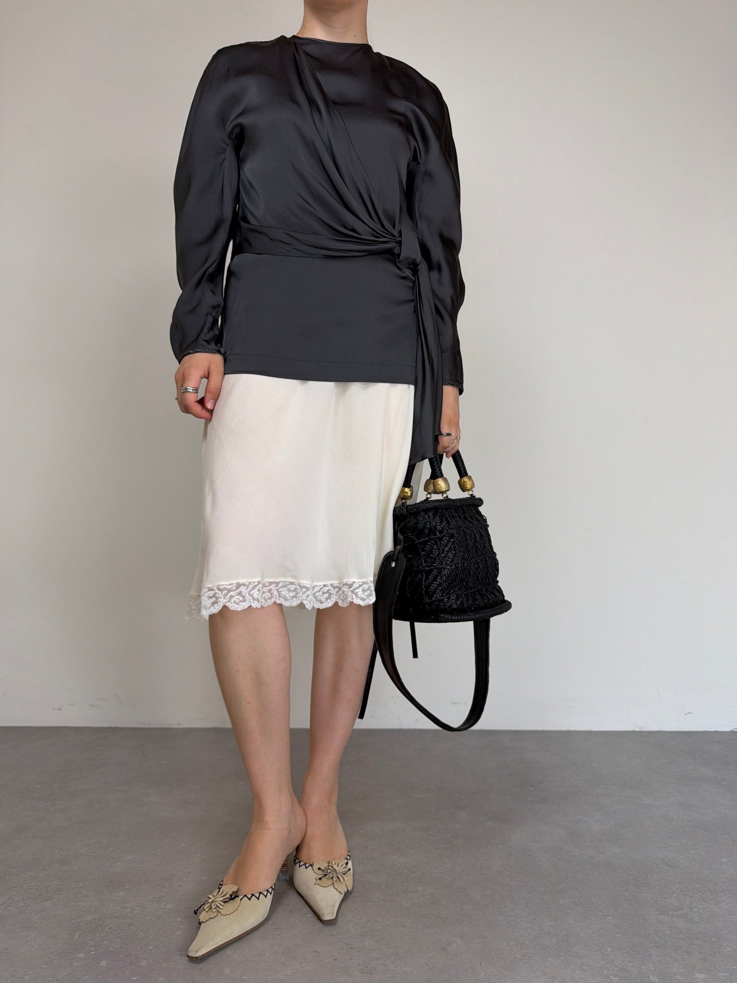 Blusa in pura seta grigia con drappeggio