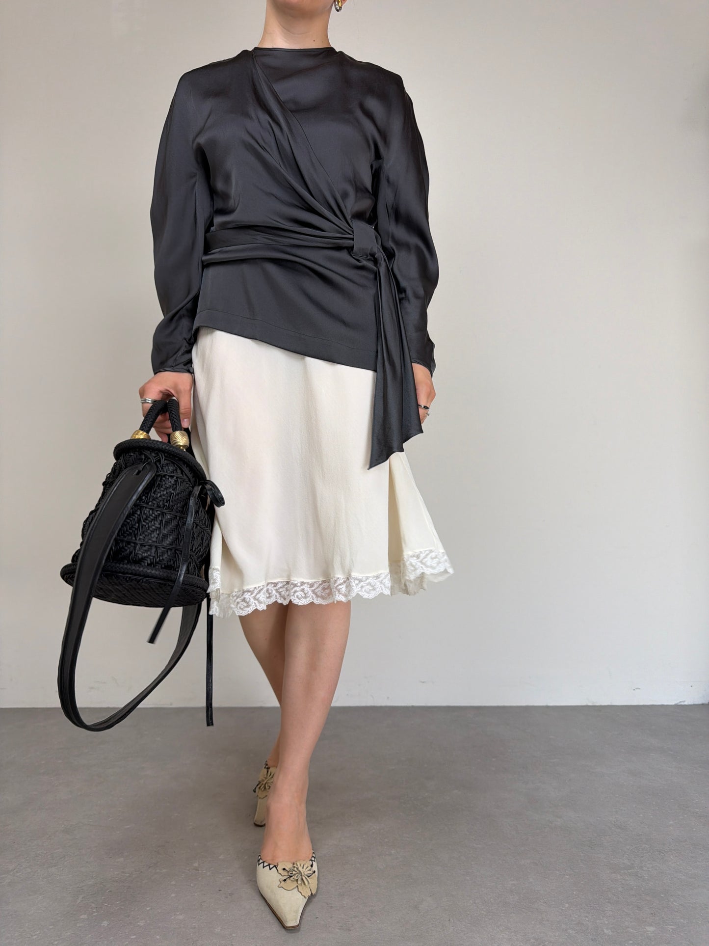Blusa in pura seta grigia con drappeggio