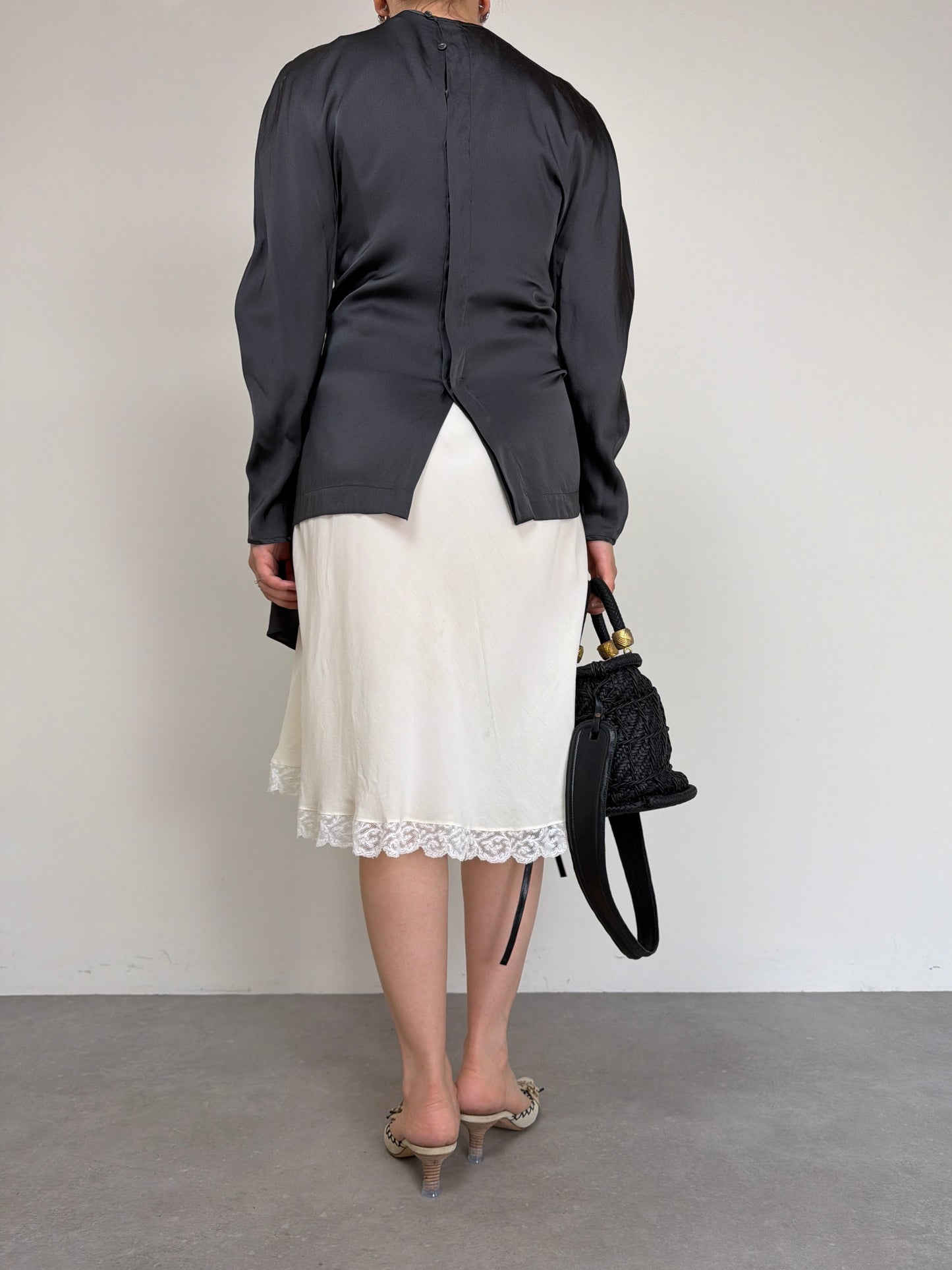 Blusa in pura seta grigia con drappeggio