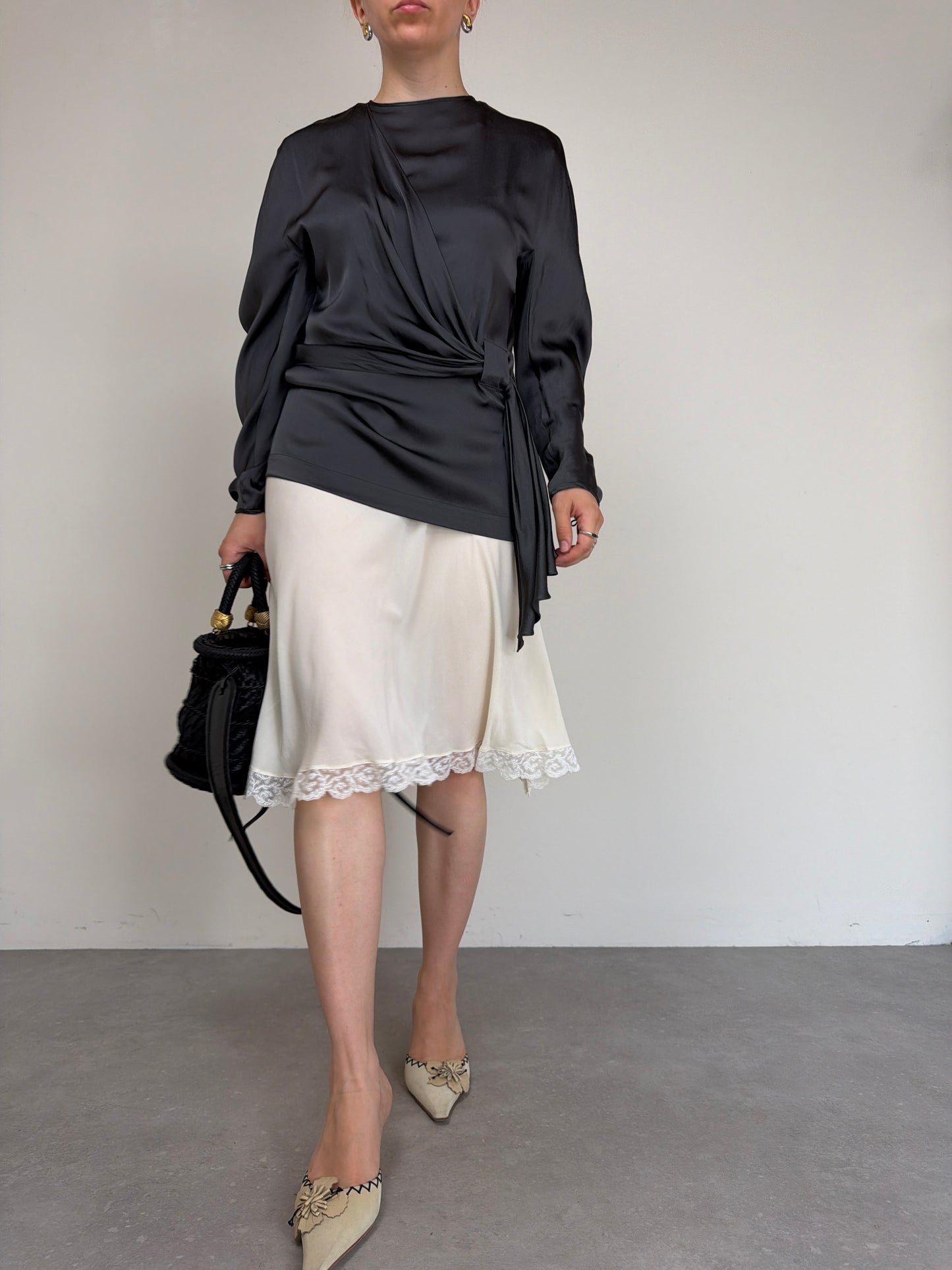 Blusa in pura seta grigia con drappeggio