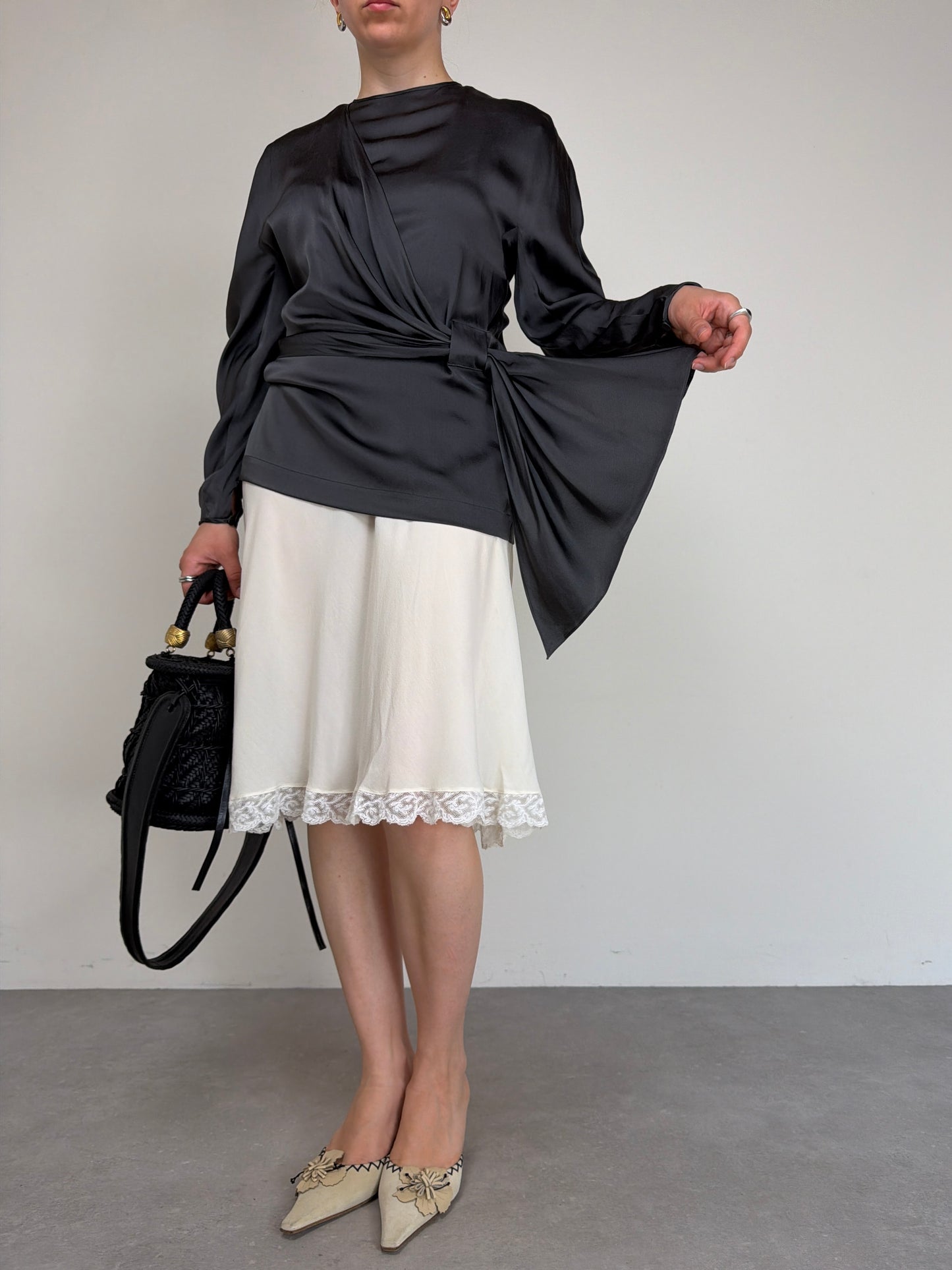Blusa in pura seta grigia con drappeggio