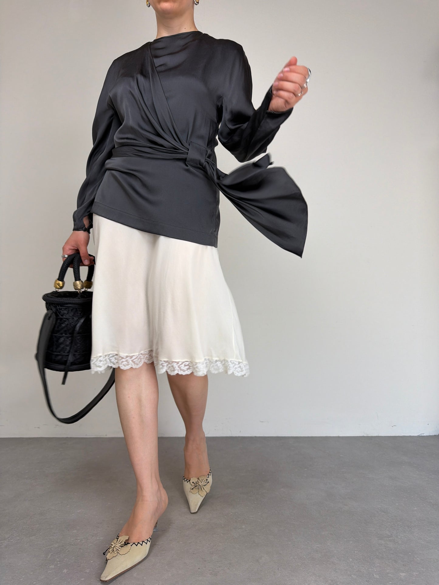 Blusa in pura seta grigia con drappeggio