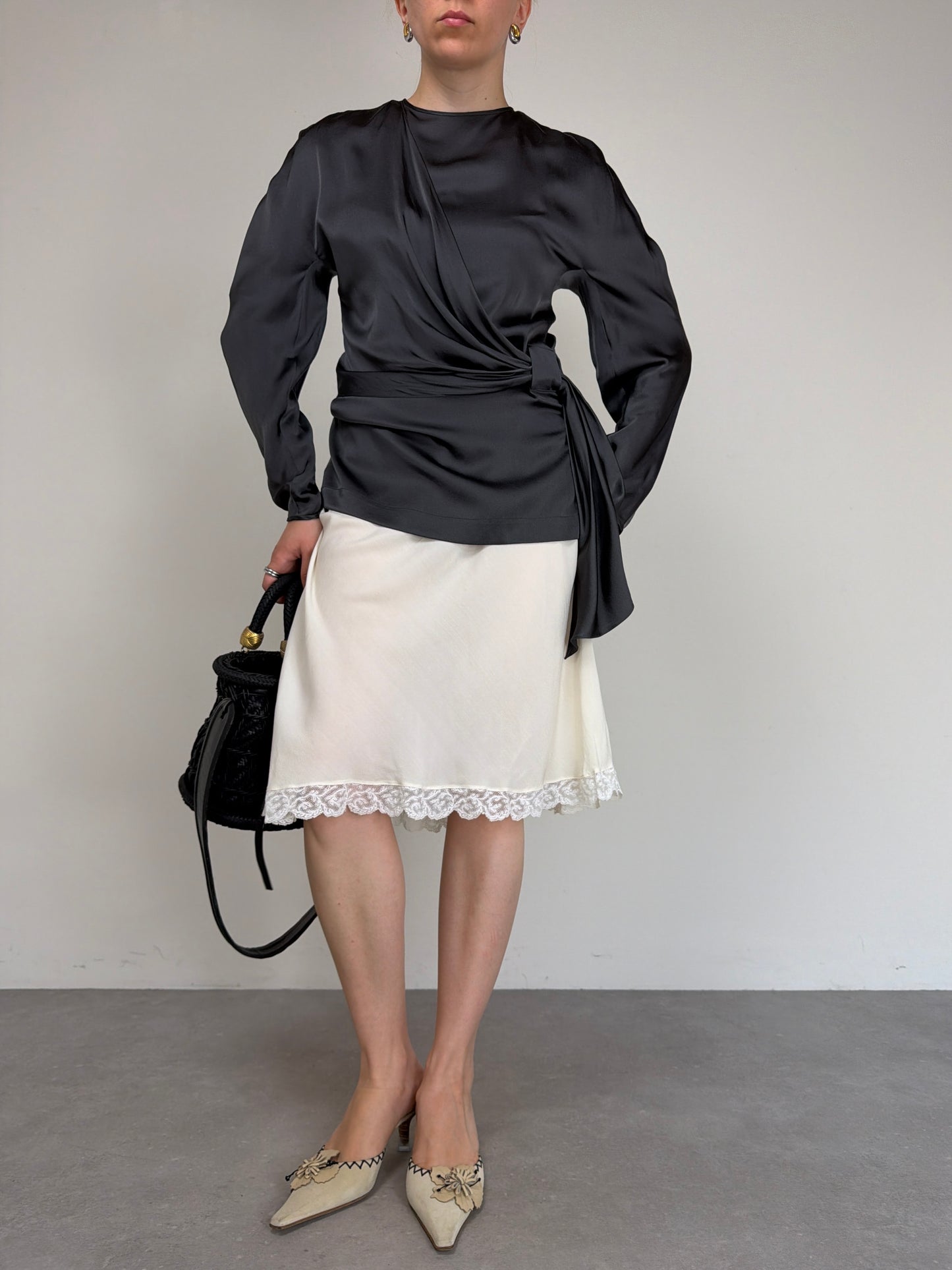 Blusa in pura seta grigia con drappeggio