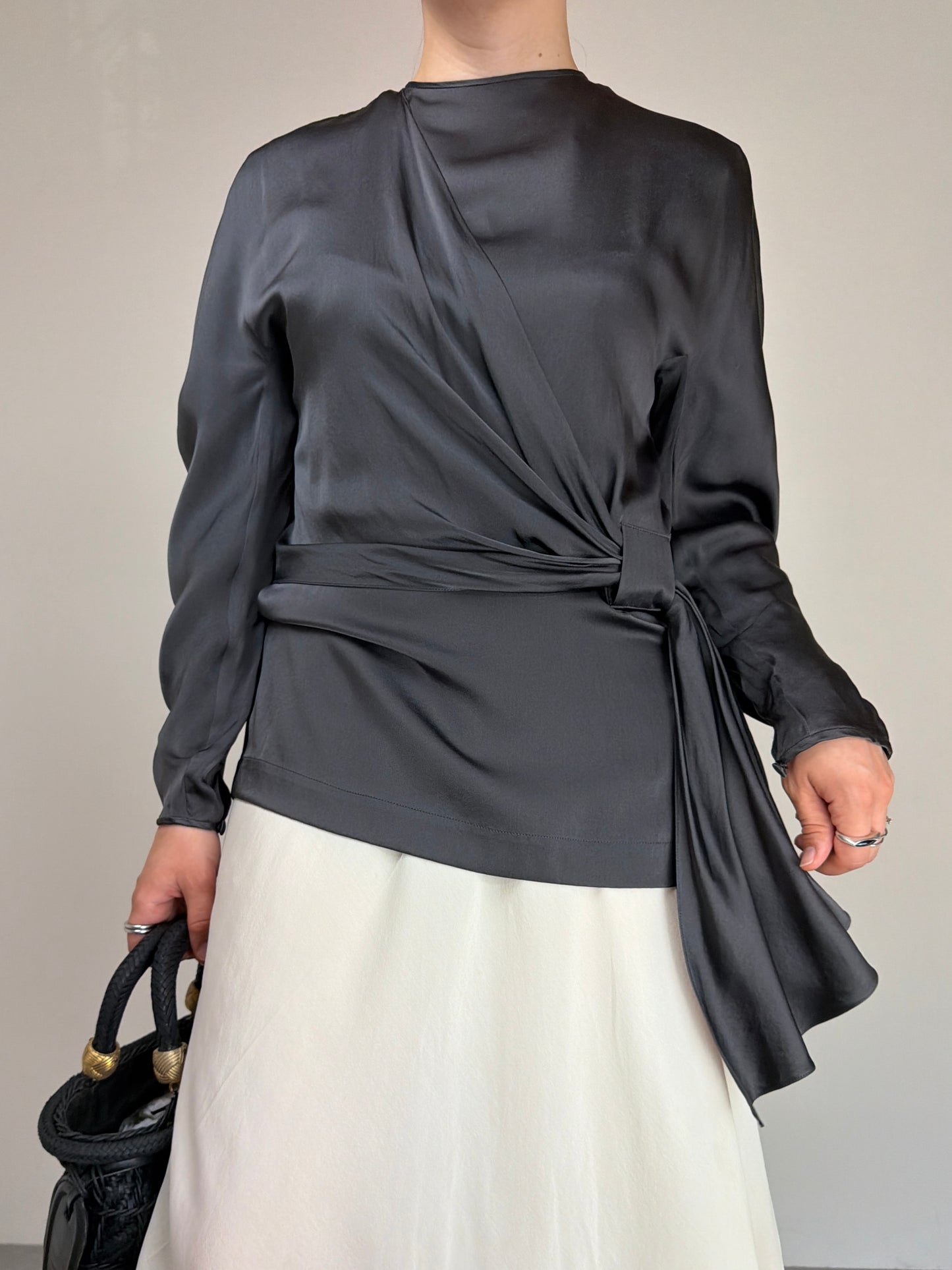Blusa in pura seta grigia con drappeggio