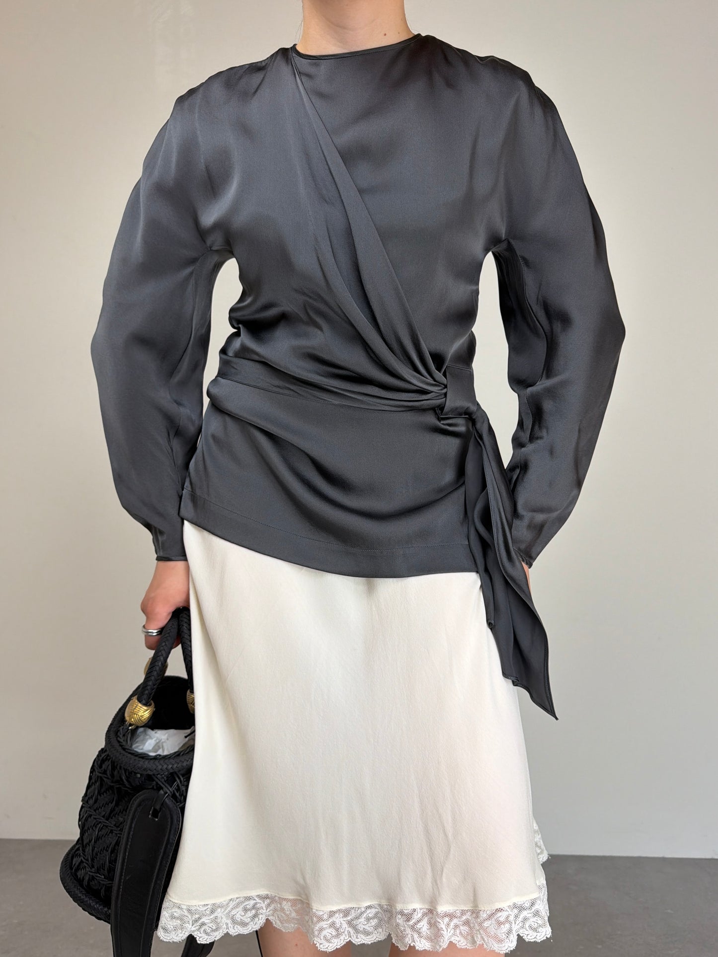 Blusa in pura seta grigia con drappeggio