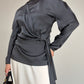 Blusa in pura seta grigia con drappeggio