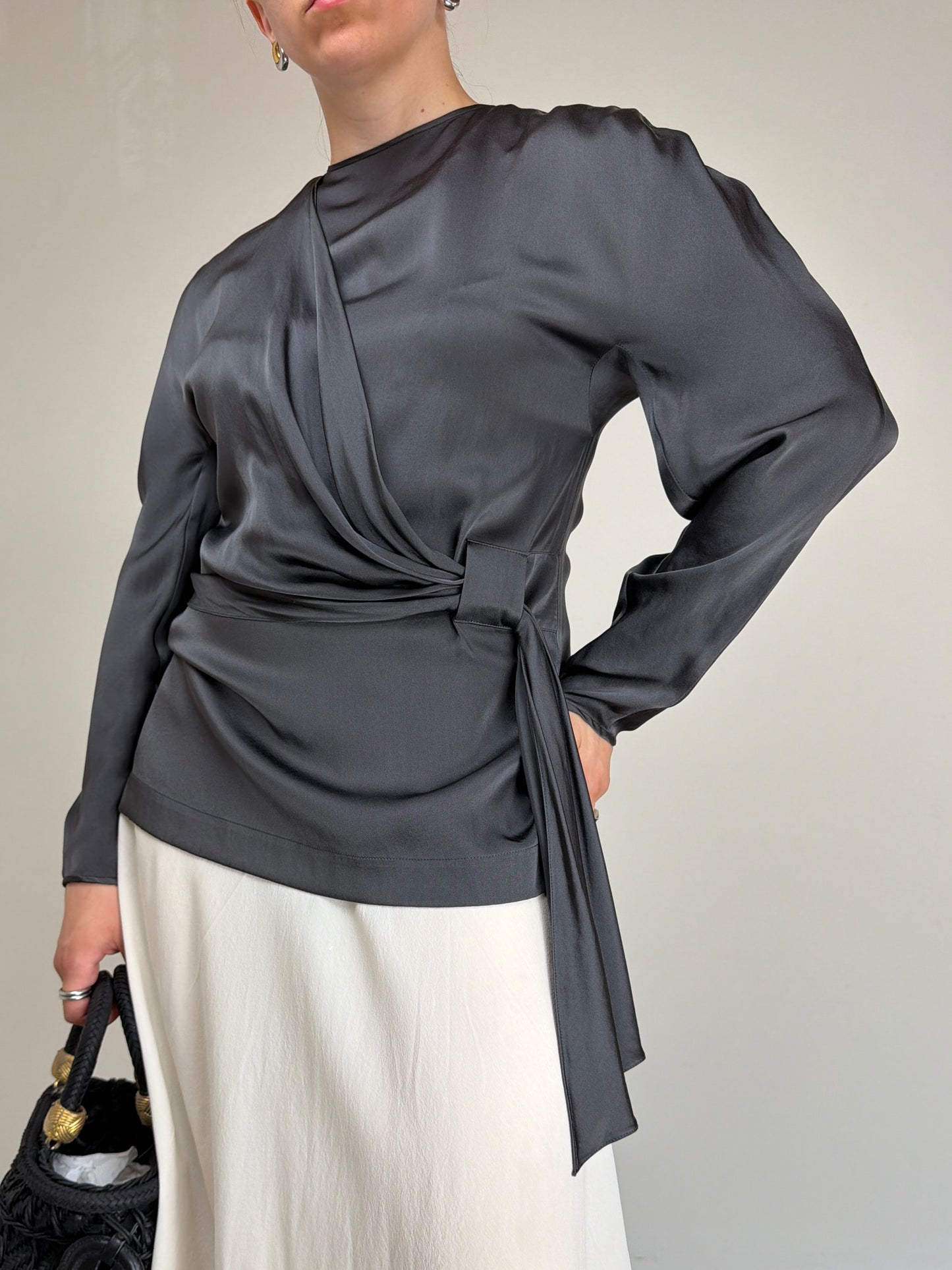 Blusa in pura seta grigia con drappeggio